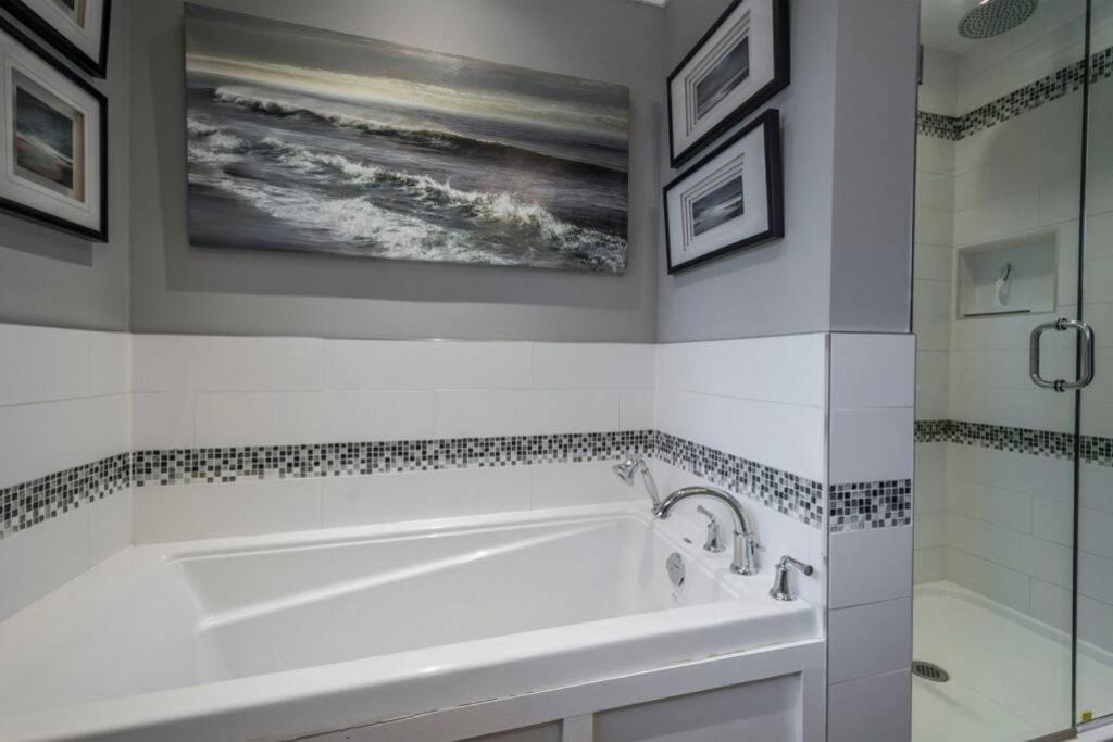 Gate House Comfort plus own lake access, dock, 4 mins to beach