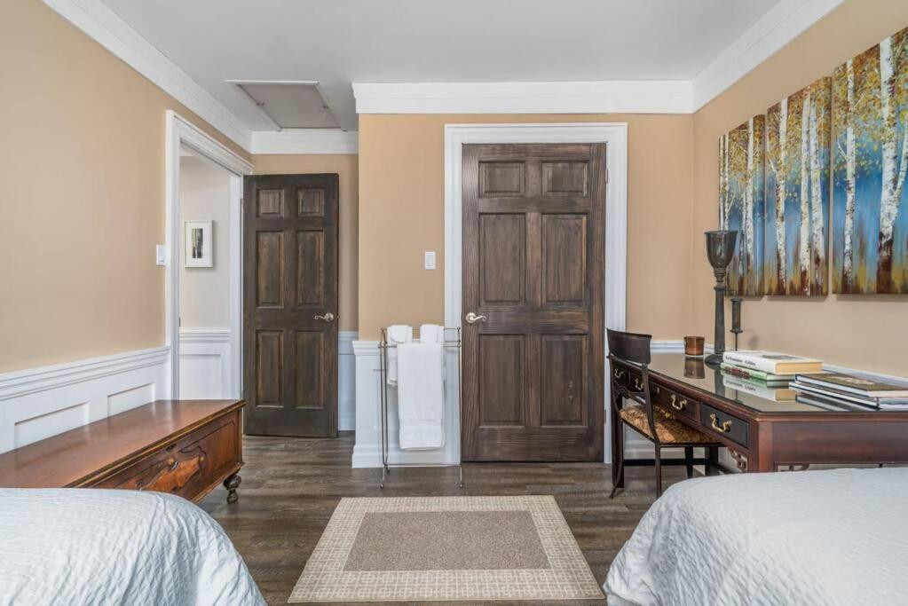 Gate House Comfort plus own lake access, dock, 4 mins to beach