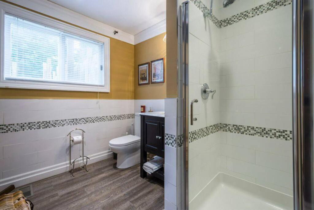Gate House Comfort plus own lake access, dock, 4 mins to beach