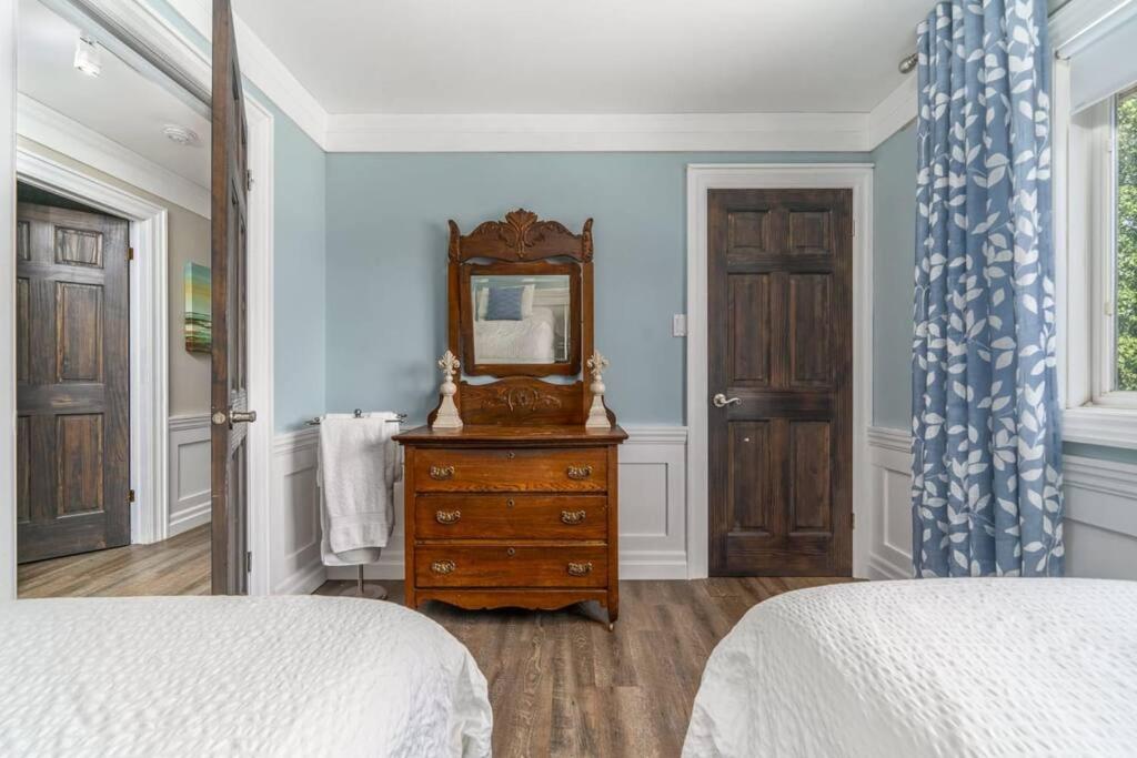 Gate House Comfort plus own lake access, dock, 4 mins to beach