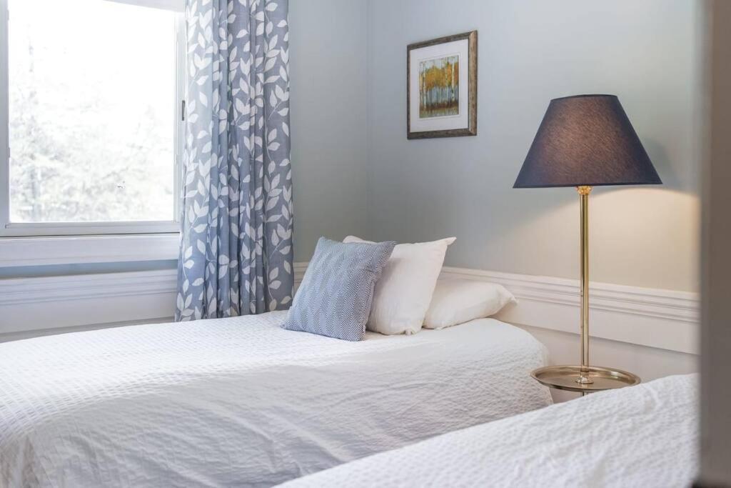 Gate House Comfort plus own lake access, dock, 4 mins to beach