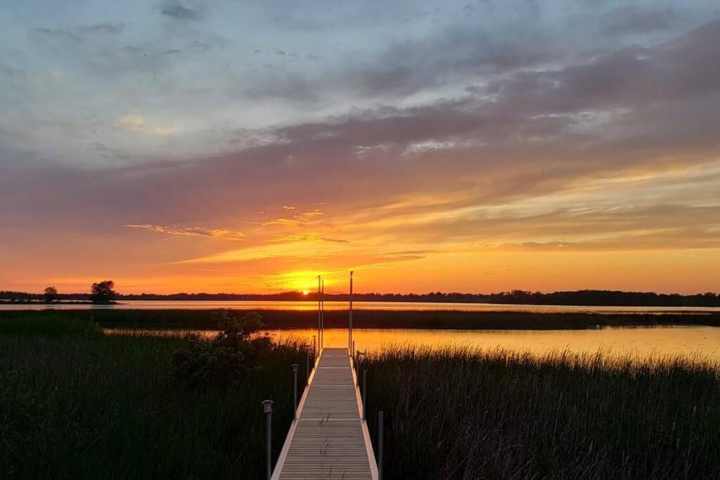 Gate House Comfort plus own lake access, dock, 4 mins to beach