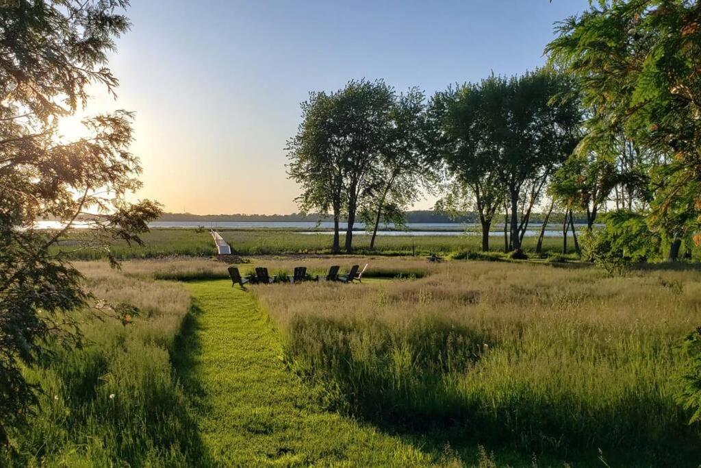 Gate House Comfort plus own lake access, dock, 4 mins to beach