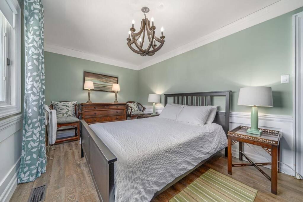 Gate House Comfort plus own lake access, dock, 4 mins to beach