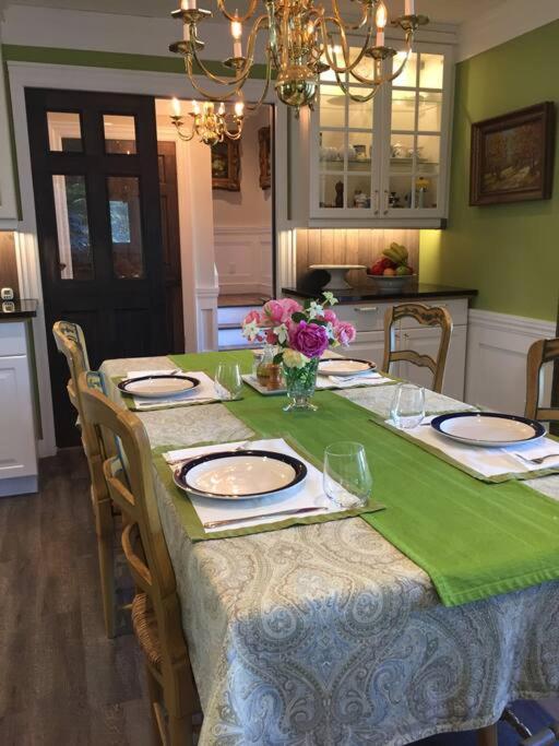 Gate House Comfort plus own lake access, dock, 4 mins to beach