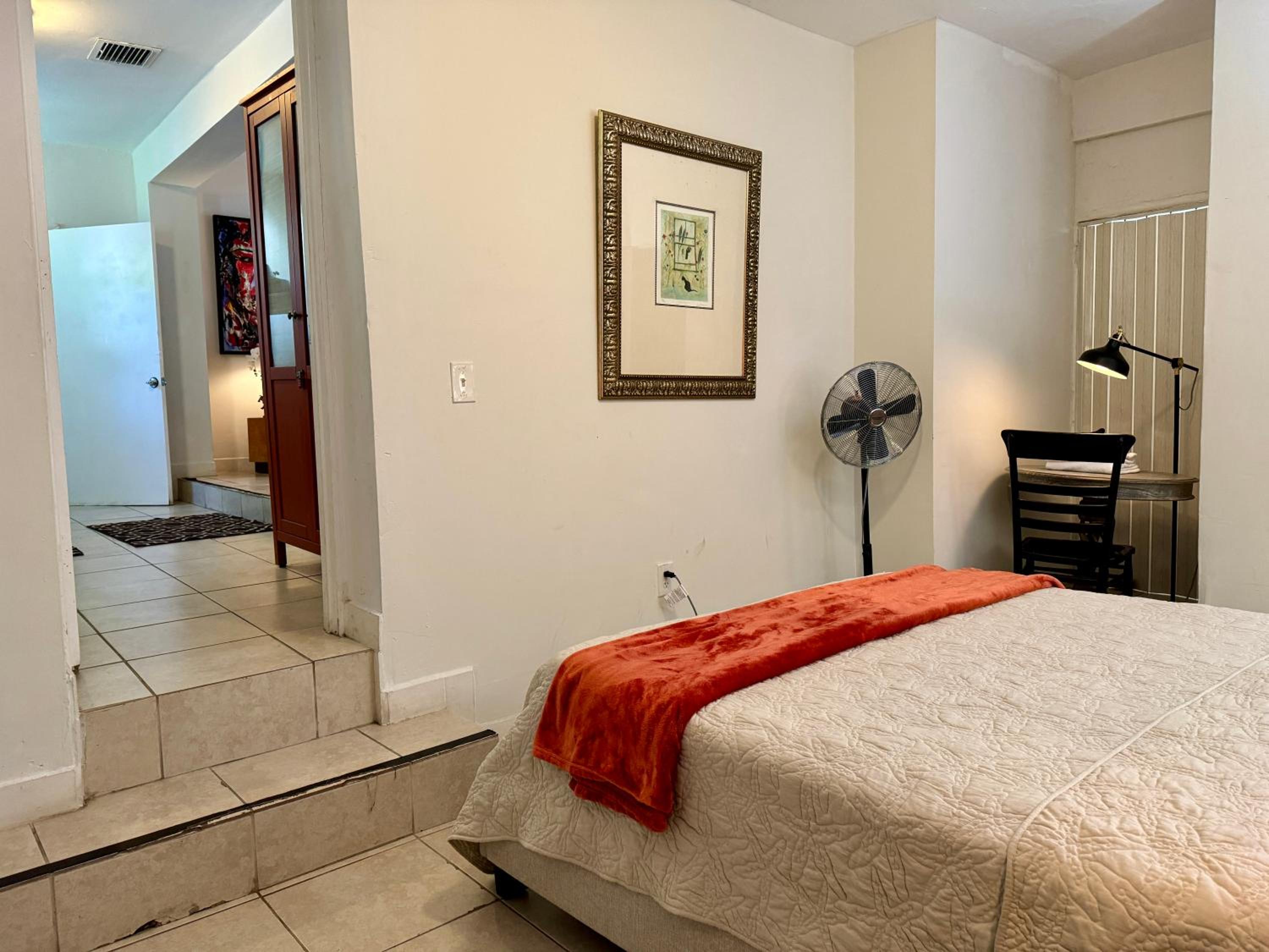 Private Rooms at Miami, Buena Vista with Parking