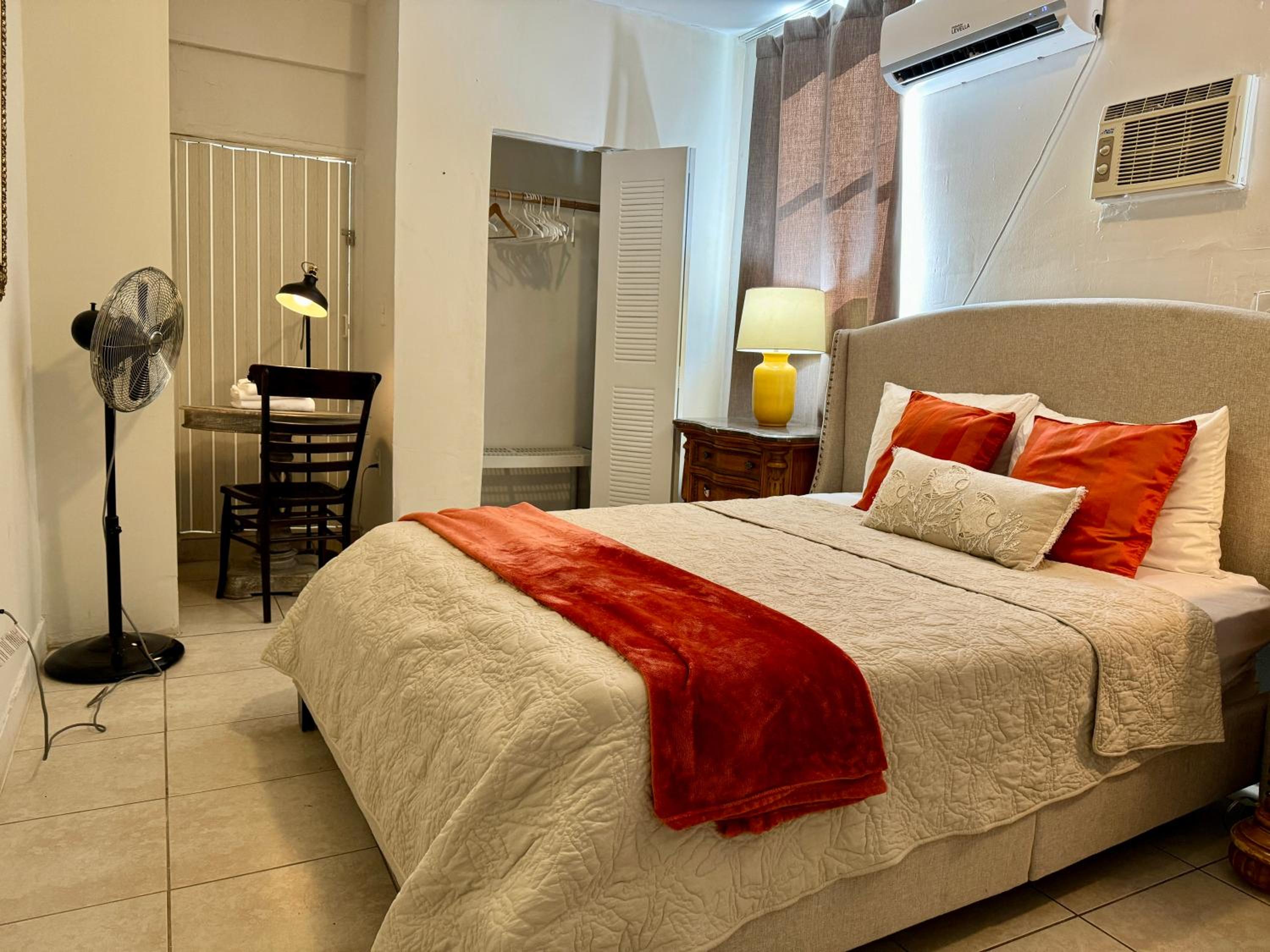 Private Rooms at Miami, Buena Vista with Parking