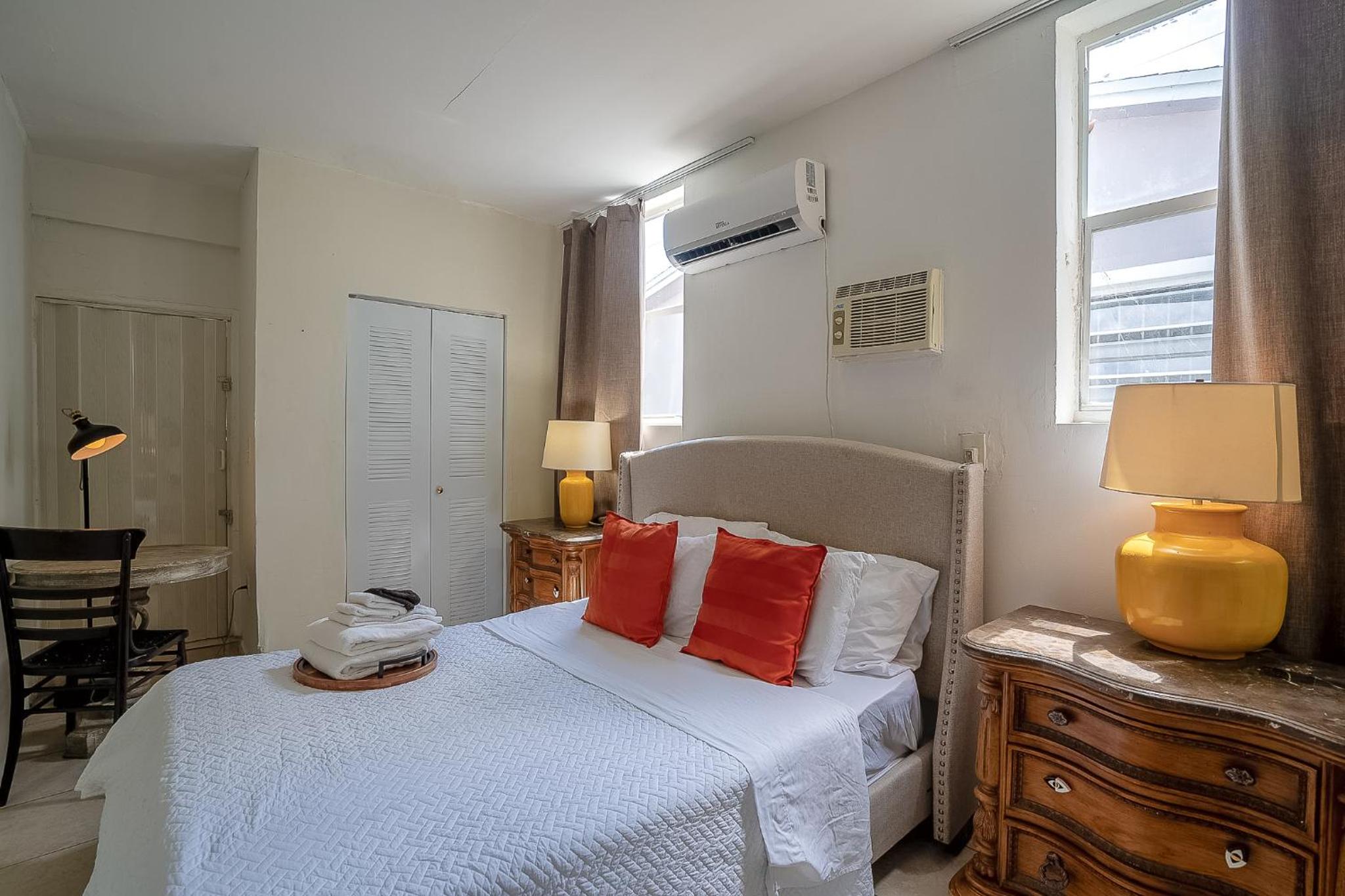 Private Rooms at Miami, Buena Vista with Parking