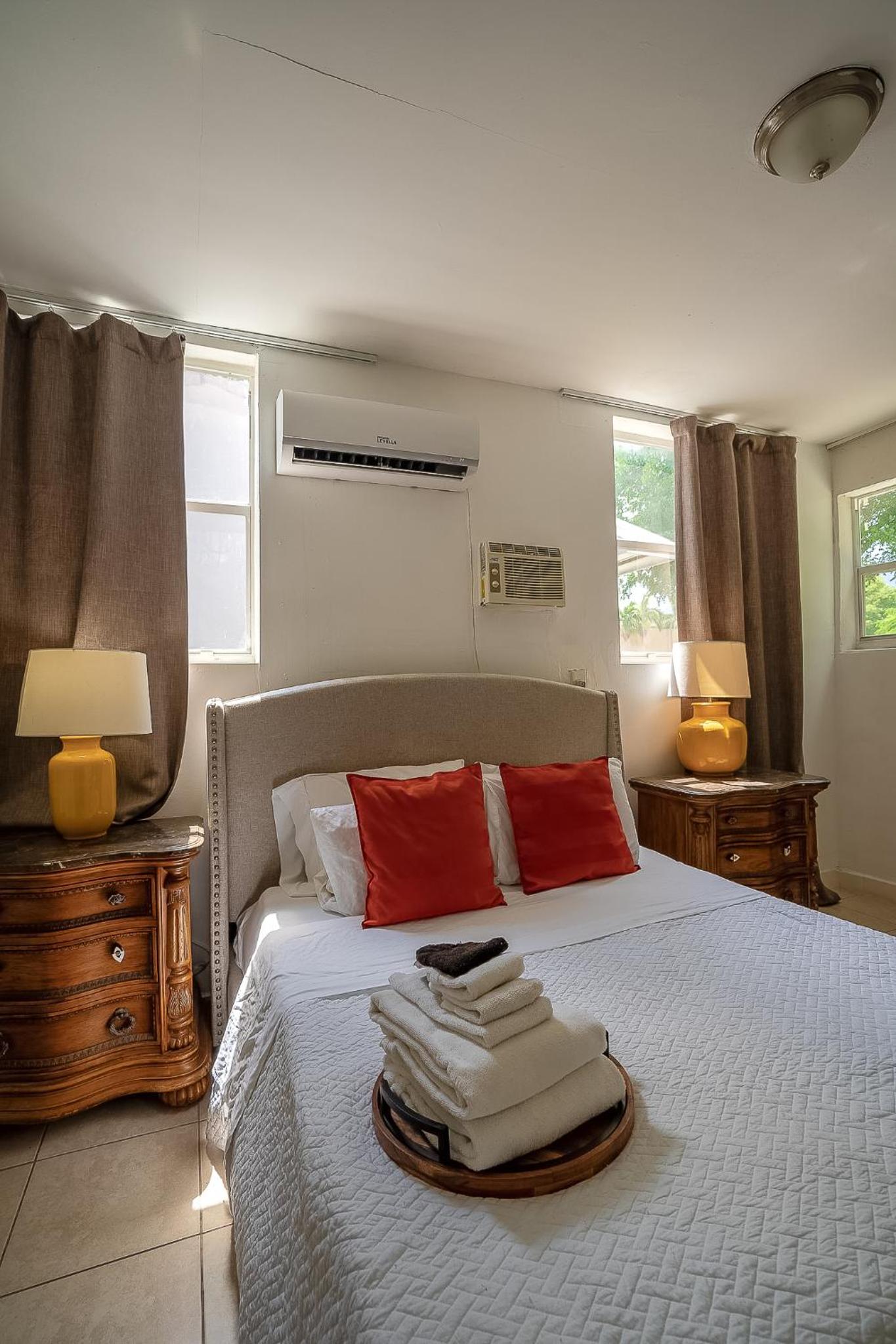 Private Rooms at Miami, Buena Vista with Parking