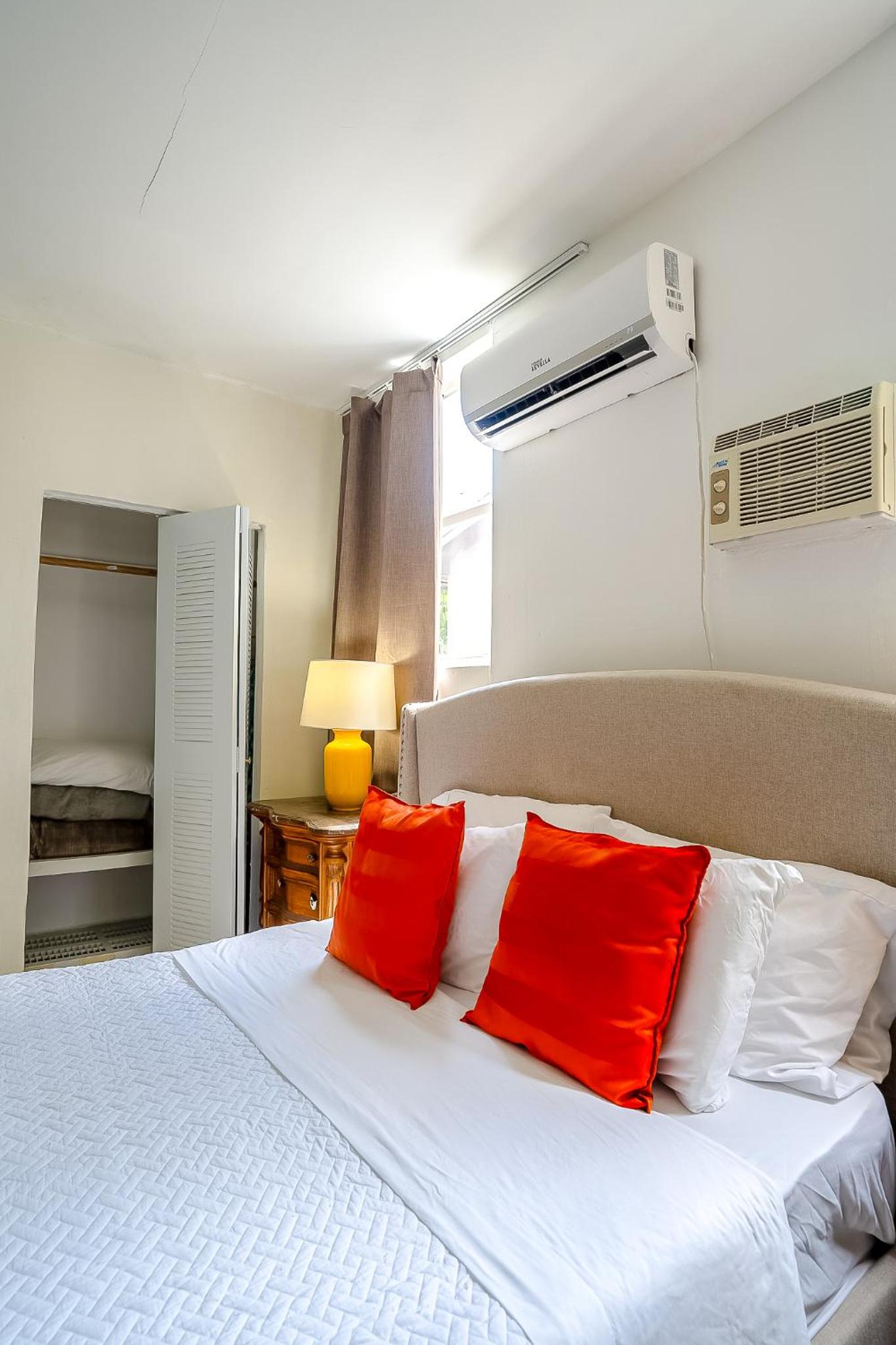 Private Rooms at Miami, Buena Vista with Parking