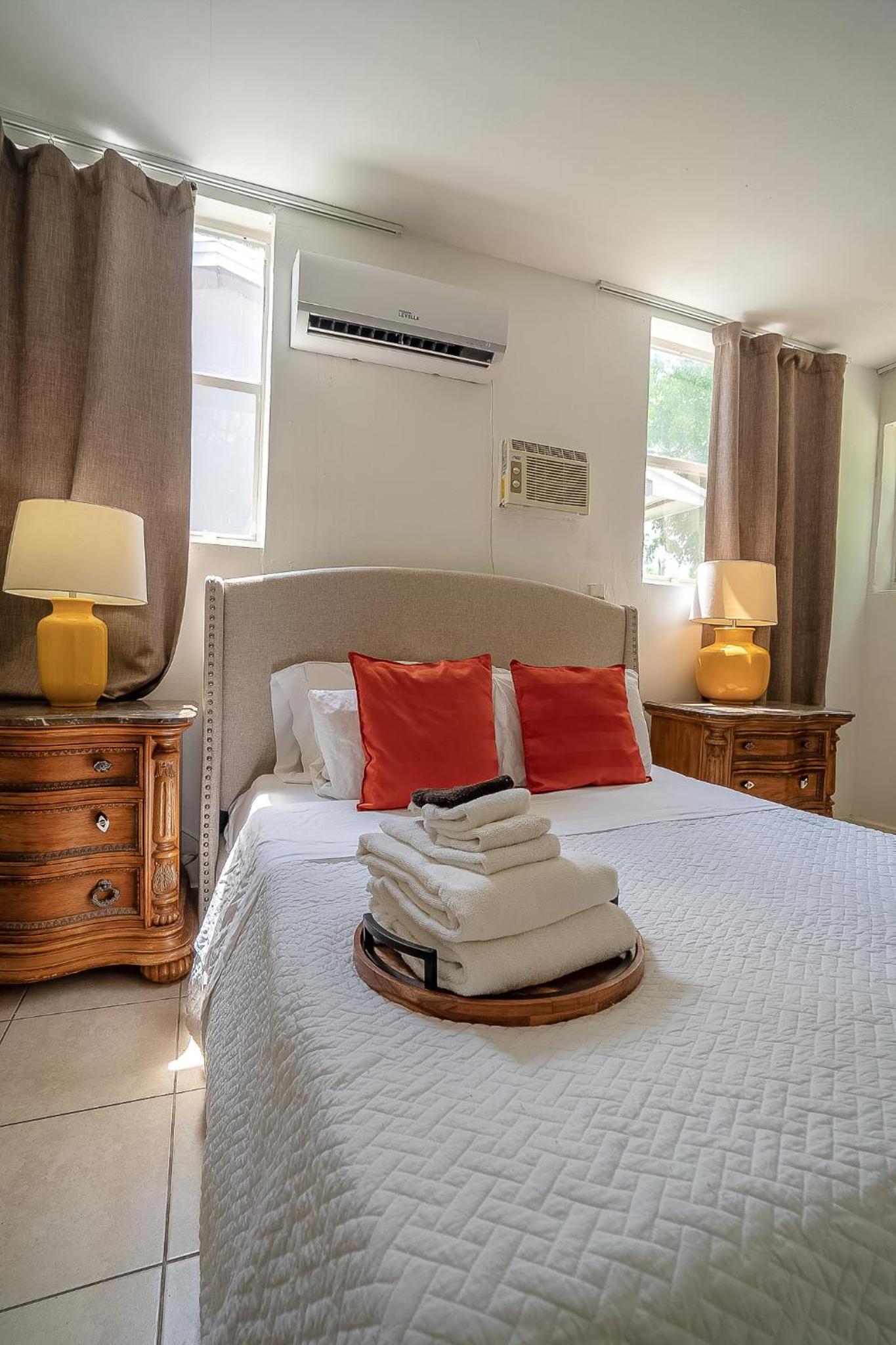 Private Rooms at Miami, Buena Vista with Parking