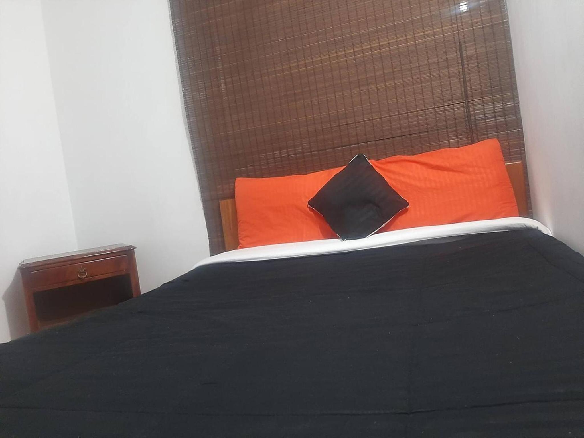 Room in Guest room - Cerca A La Embajada Familiar