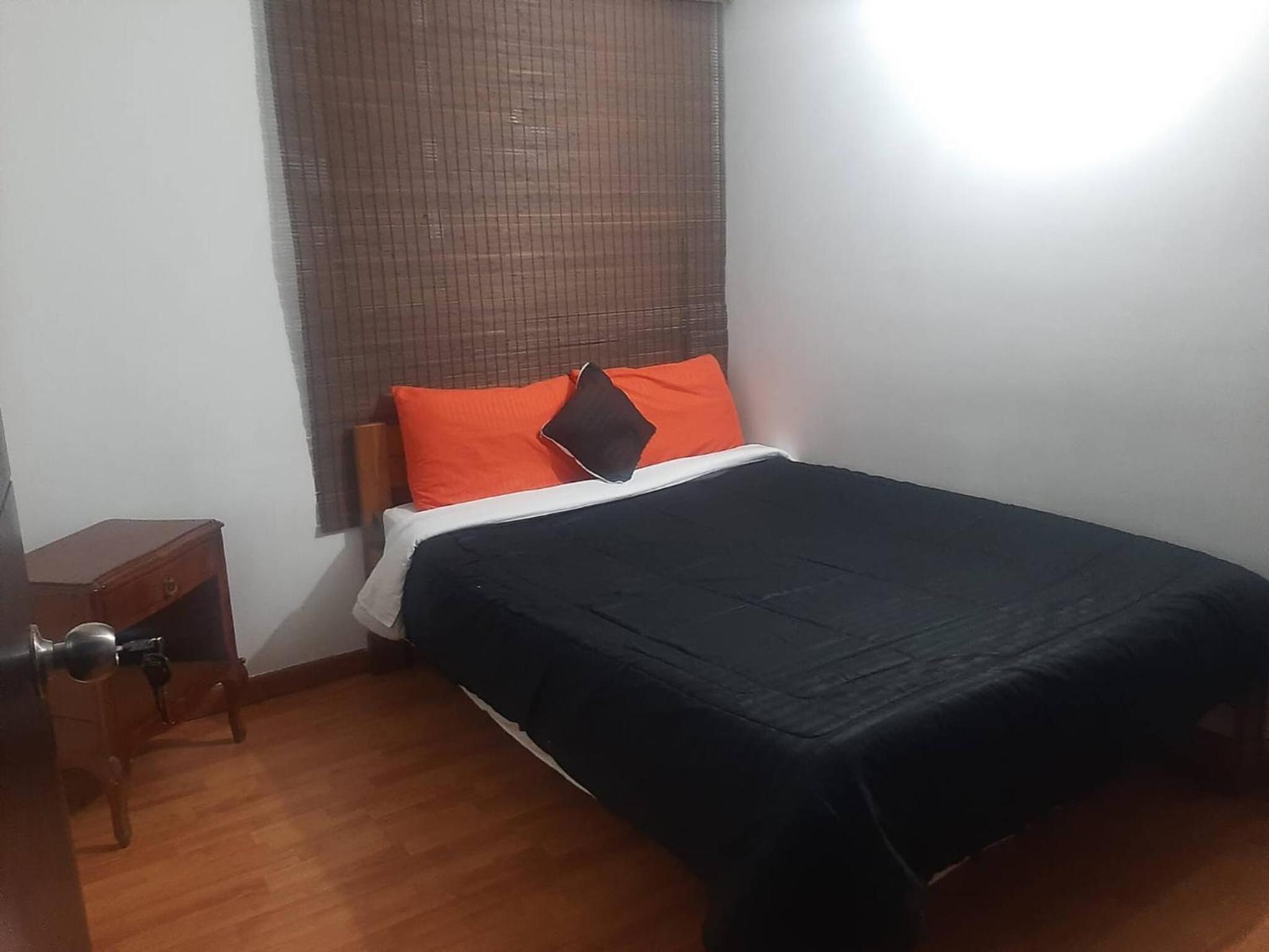 Room in Guest room - Cerca A La Embajada Familiar