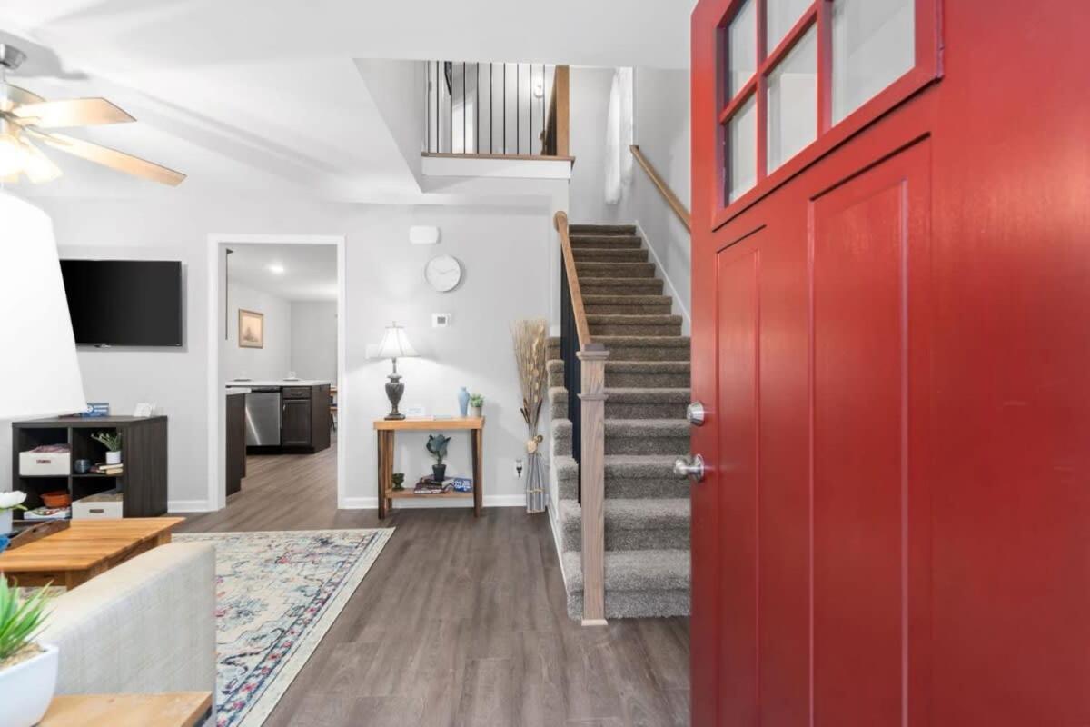 Dazzling in Downtown Clarksville- mins to downtown! view 2