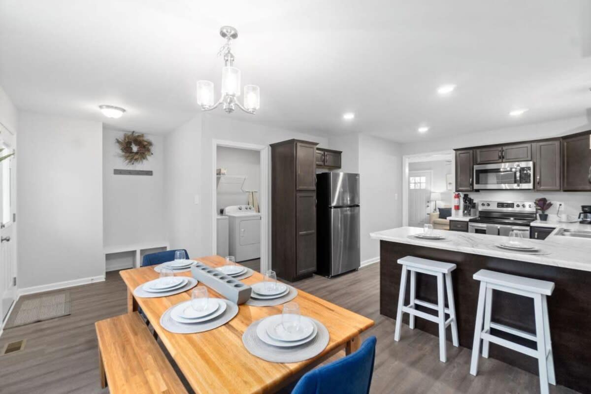 Dazzling in Downtown Clarksville- mins to downtown! view 3