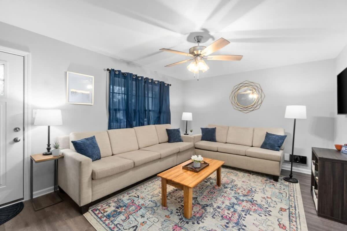 Dazzling in Downtown Clarksville- mins to downtown! view 4