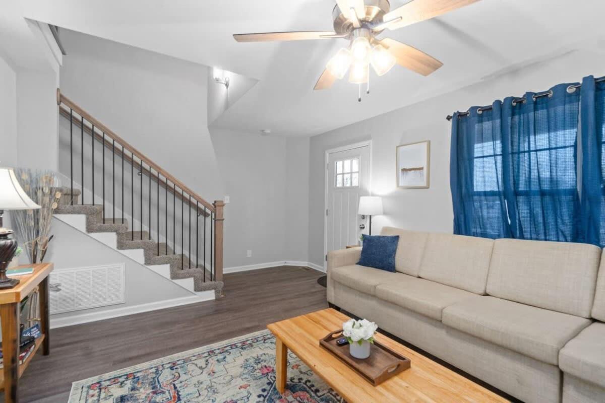 Dazzling in Downtown Clarksville- mins to downtown! view 5