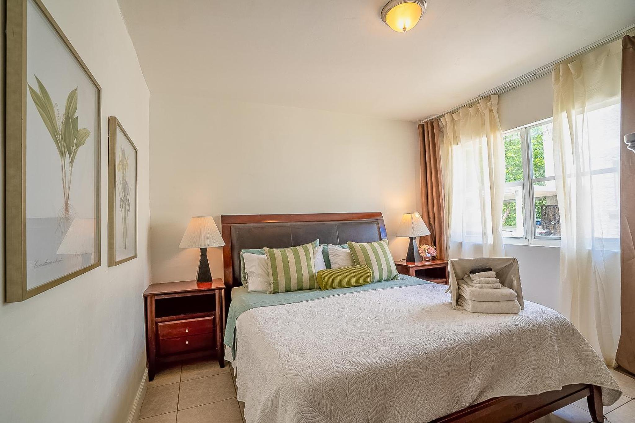 Private Rooms at Miami, Buena Vista with Parking