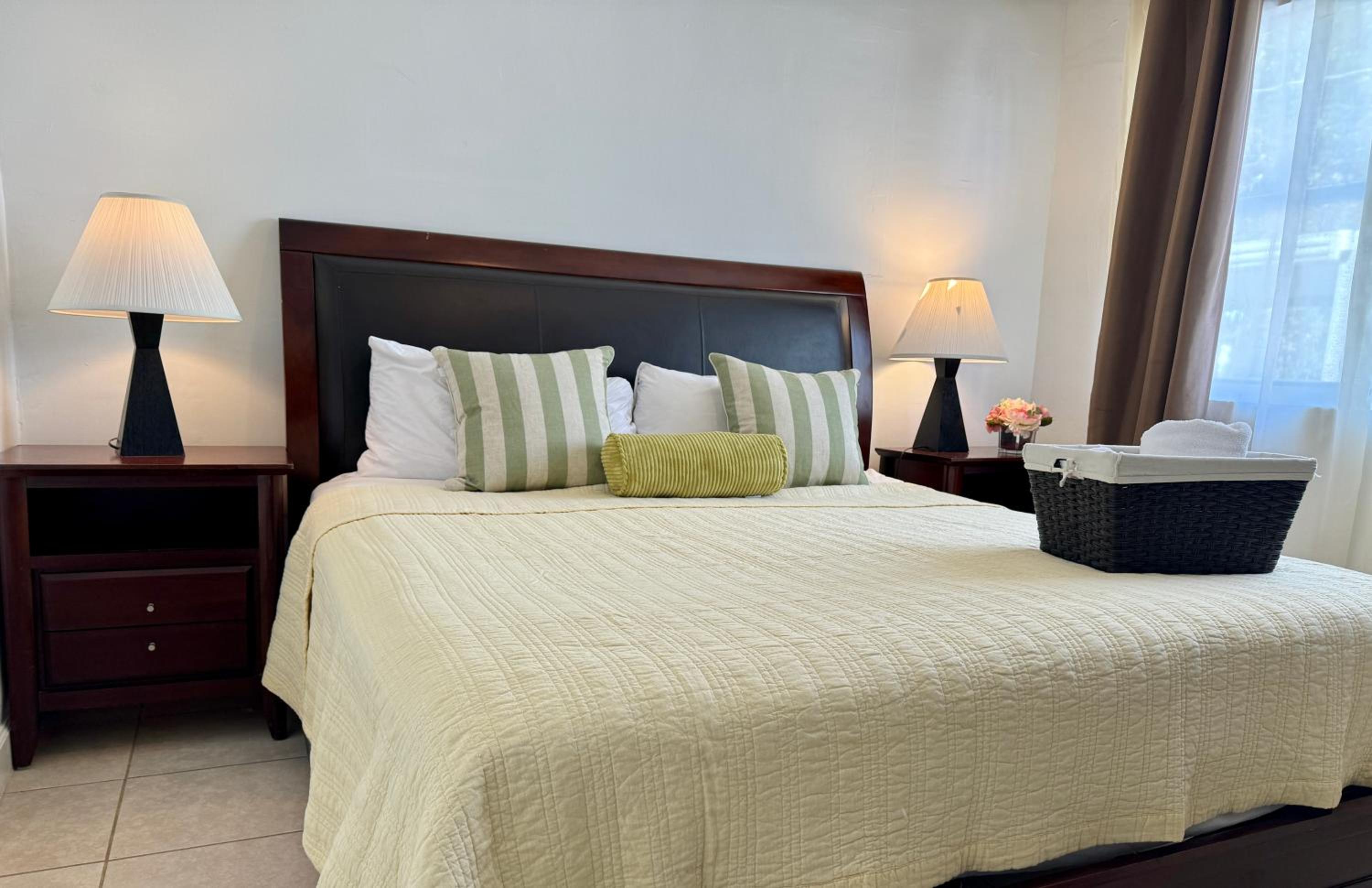 Private Rooms at Miami, Buena Vista with Parking