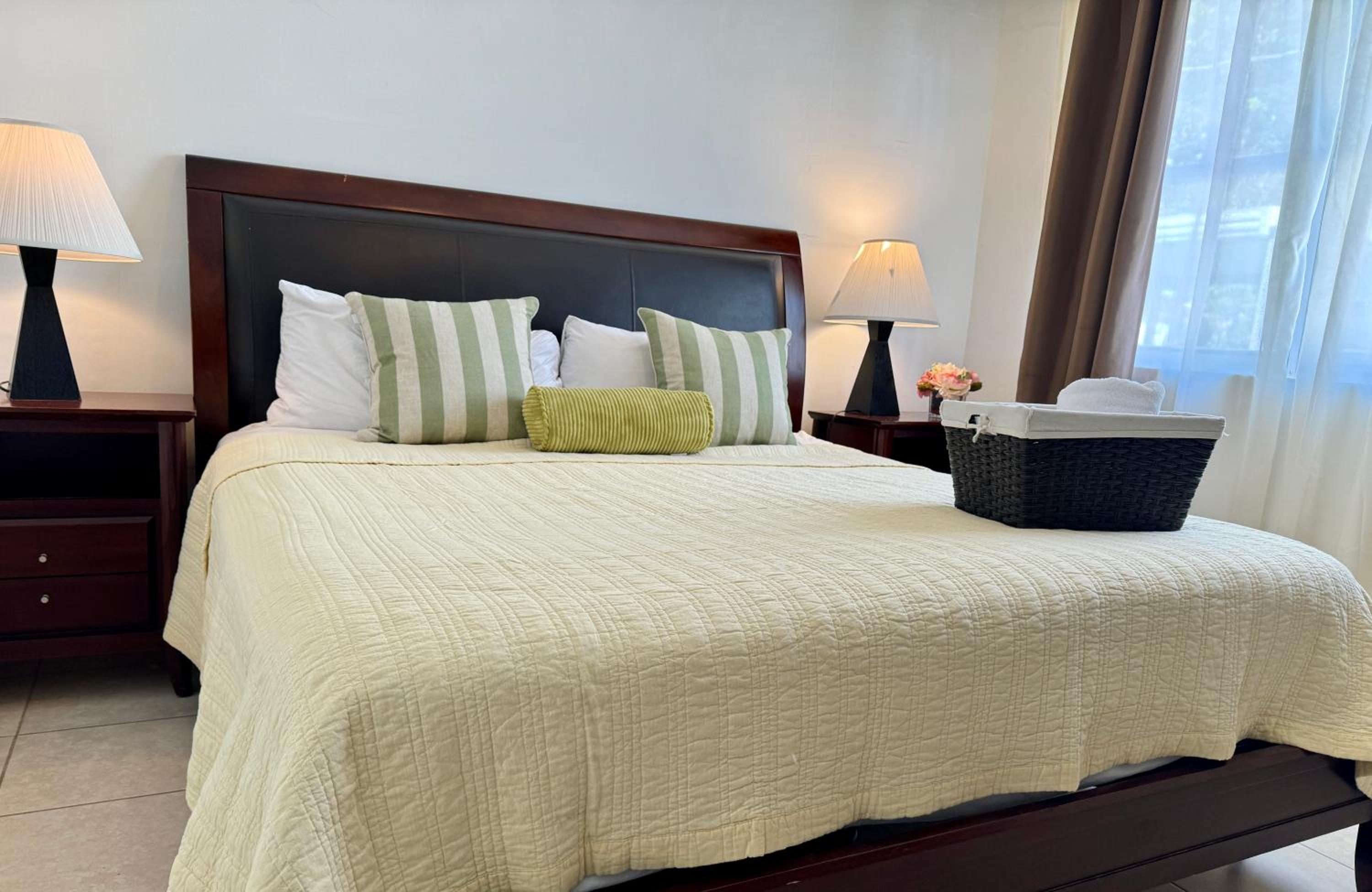 Private Rooms at Miami, Buena Vista with Parking