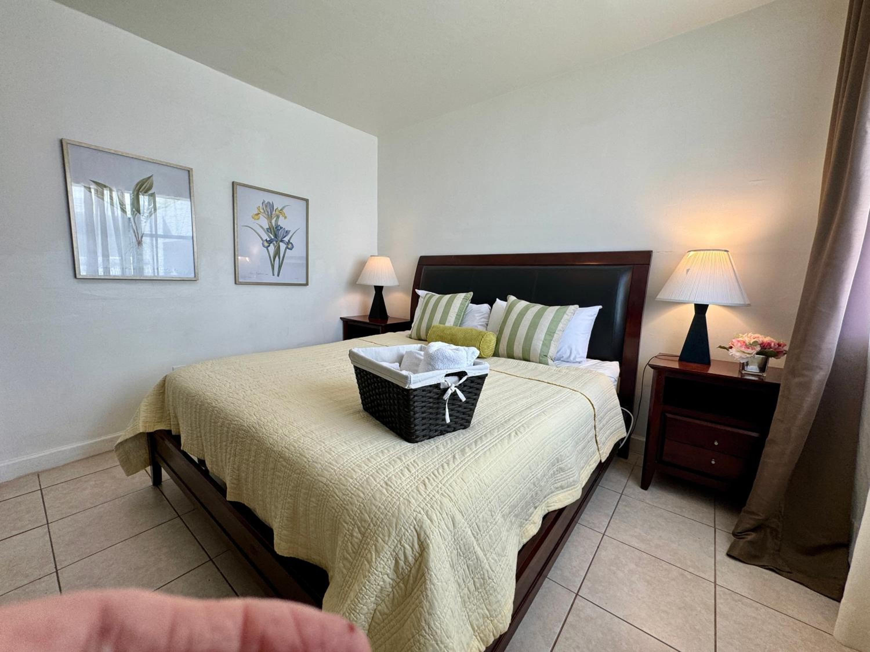 Private Rooms at Miami, Buena Vista with Parking