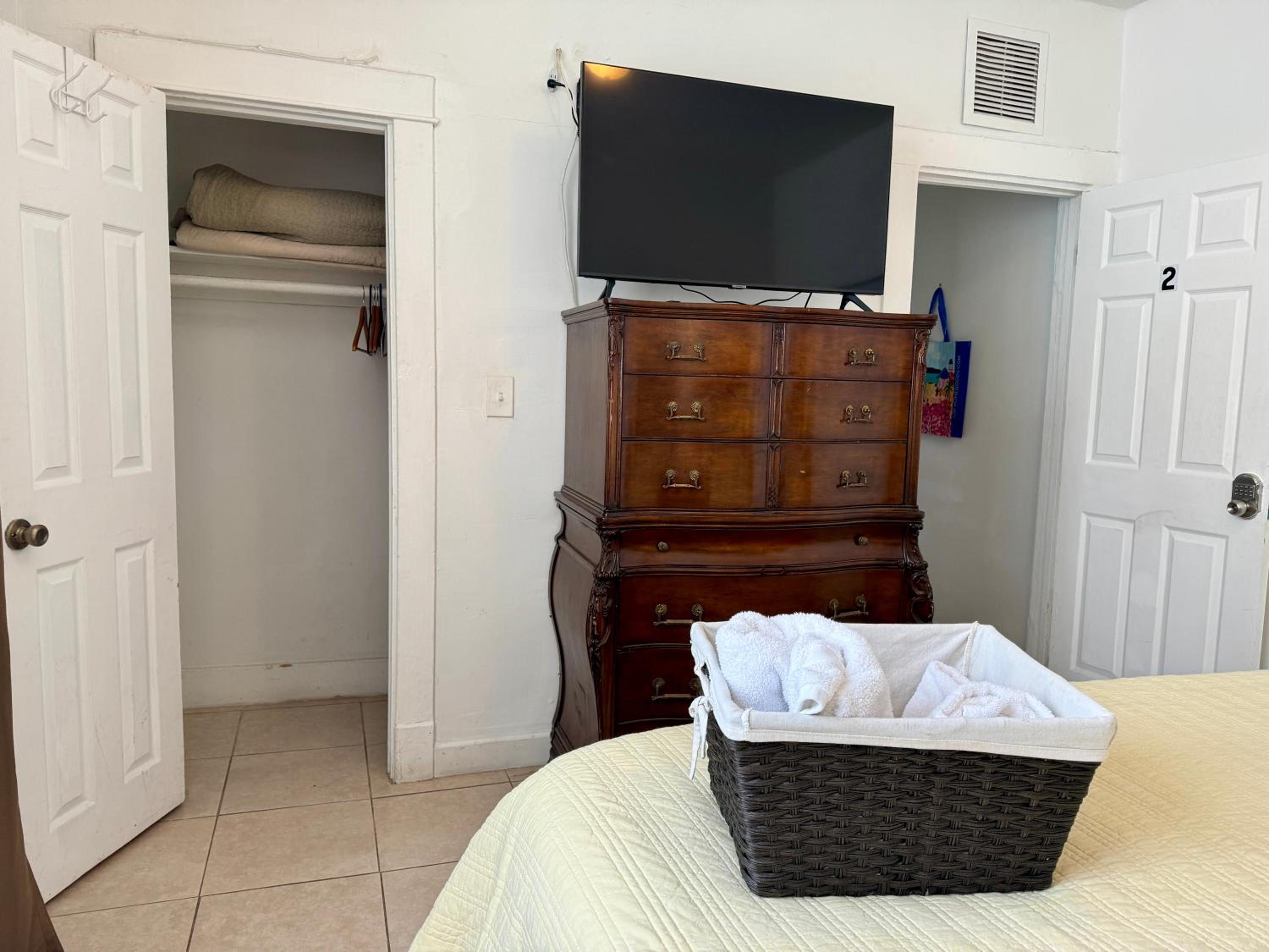 Private Rooms at Miami, Buena Vista with Parking
