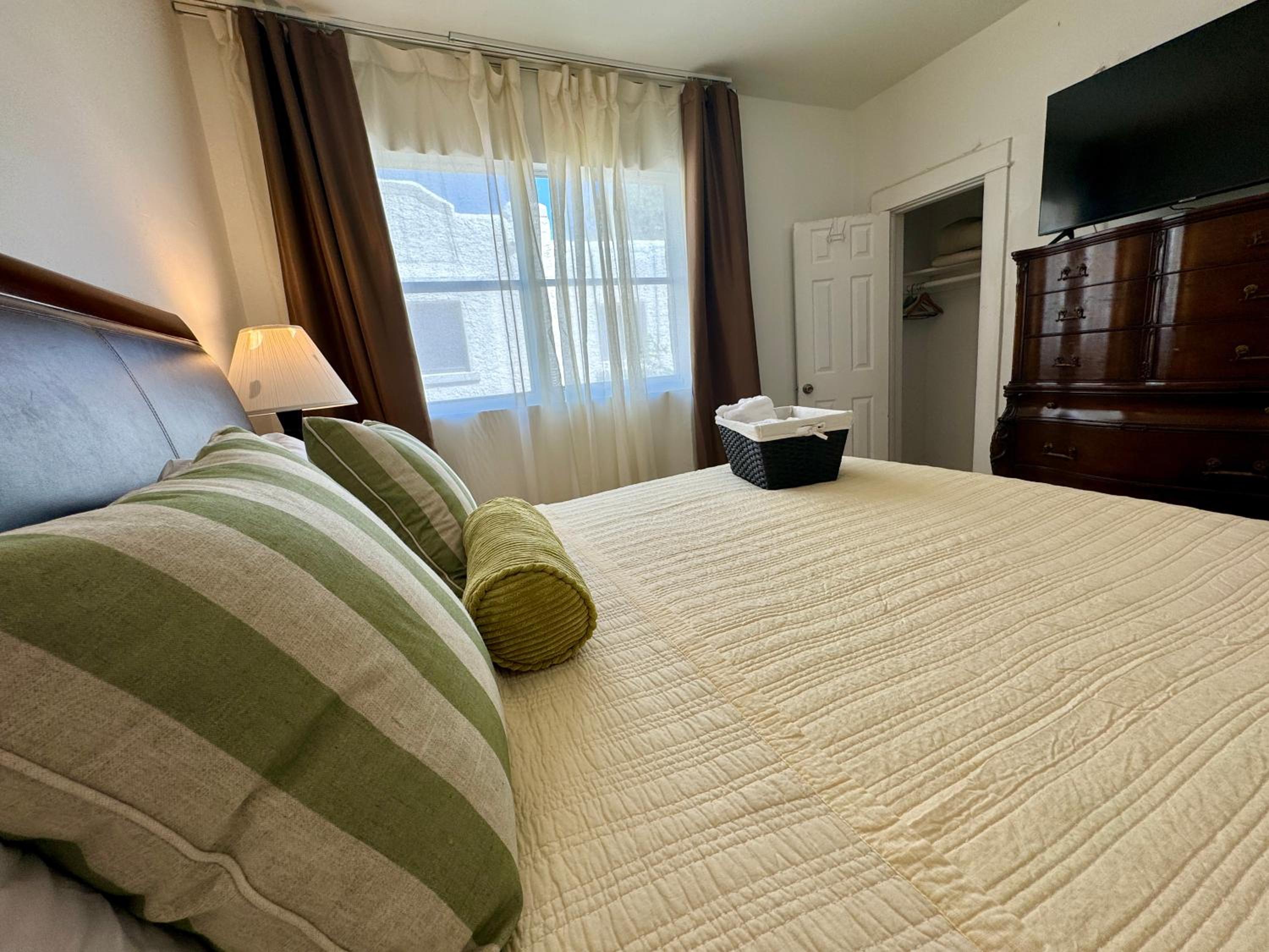 Private Rooms at Miami, Buena Vista with Parking