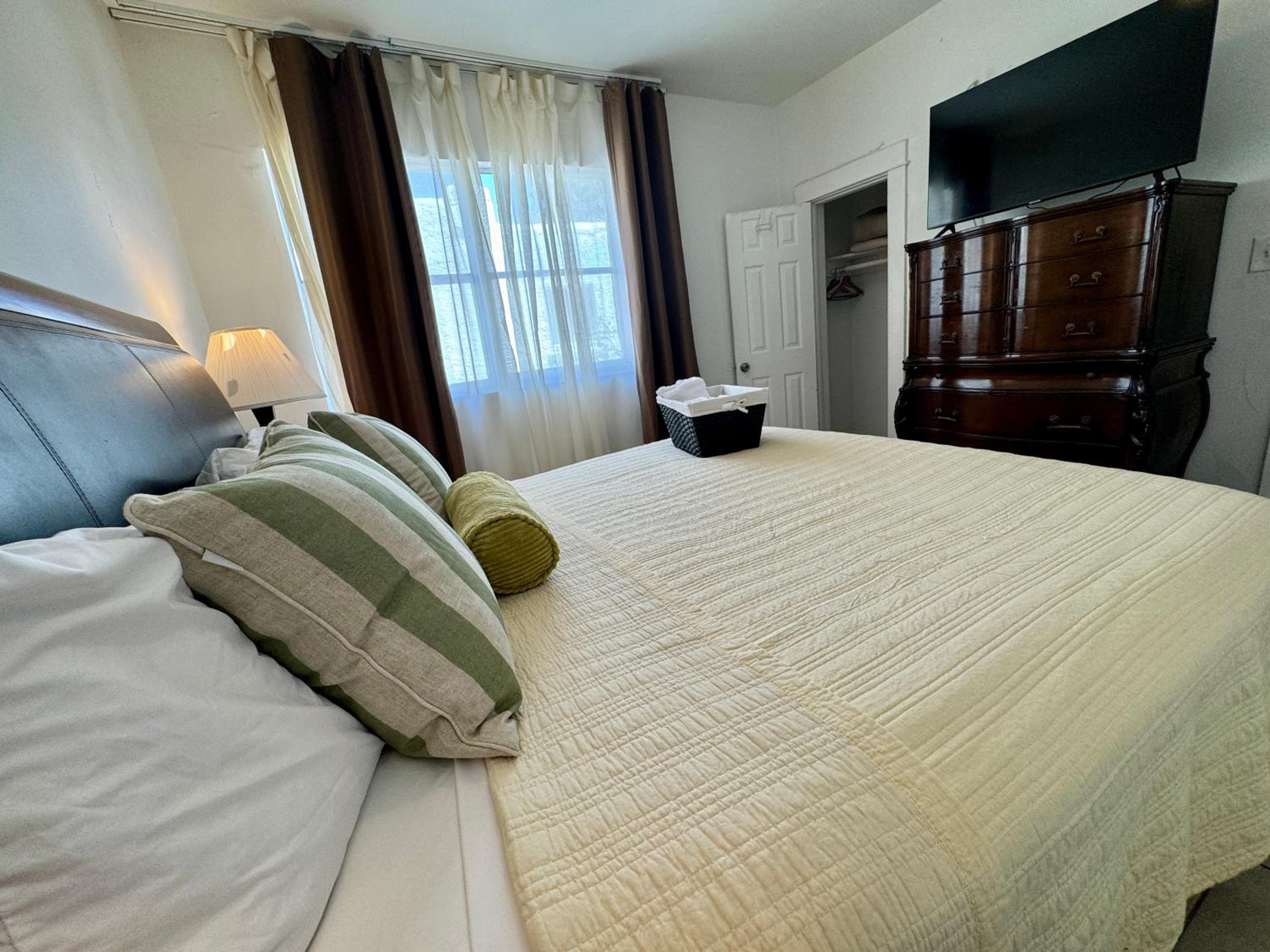Private Rooms at Miami, Buena Vista with Parking