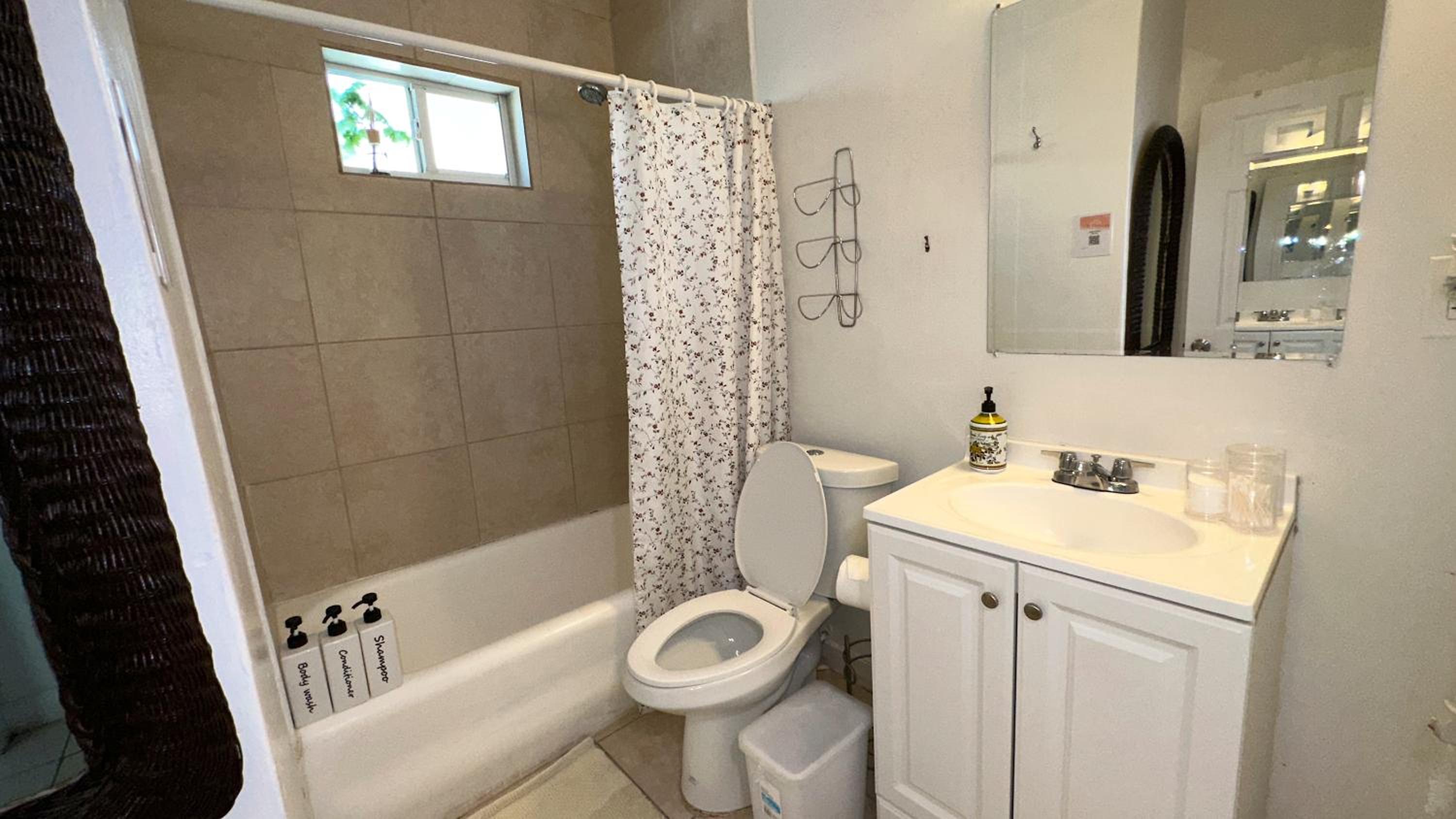 Private Rooms at Miami, Buena Vista with Parking