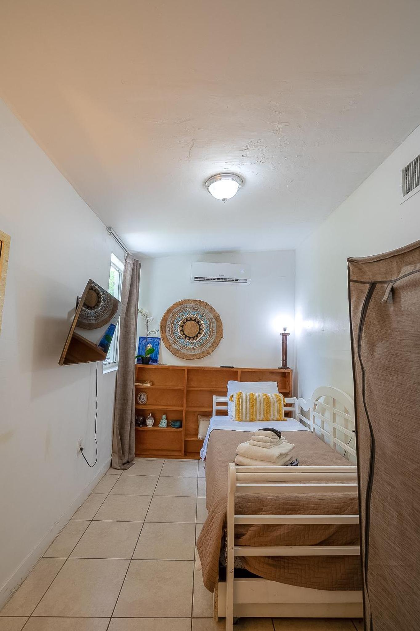Private Rooms at Miami, Buena Vista with Parking