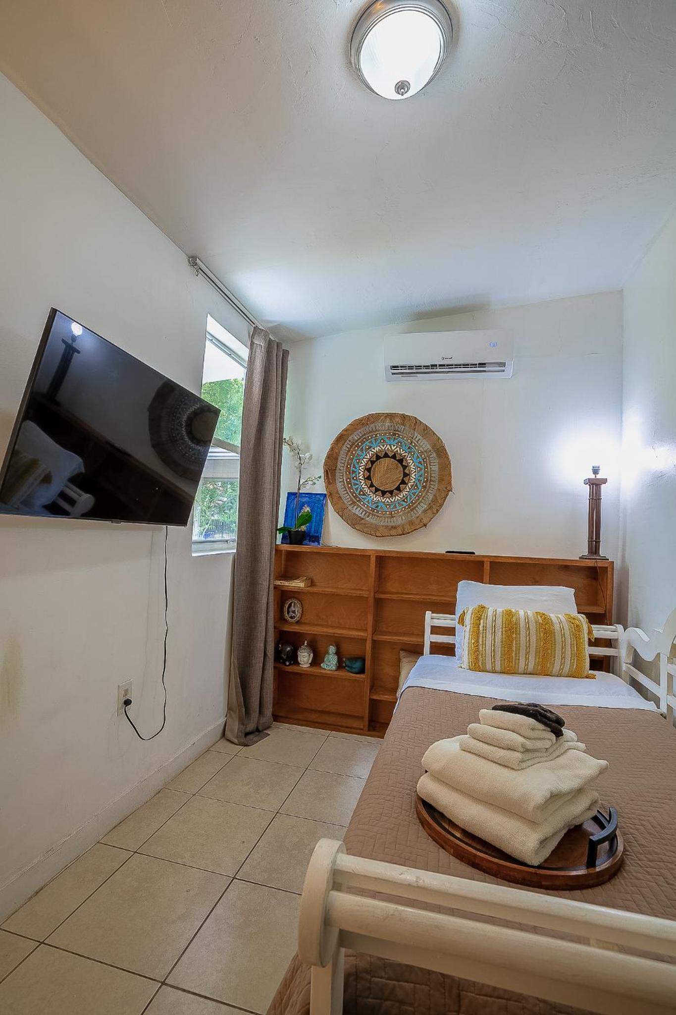 Private Rooms at Miami, Buena Vista with Parking