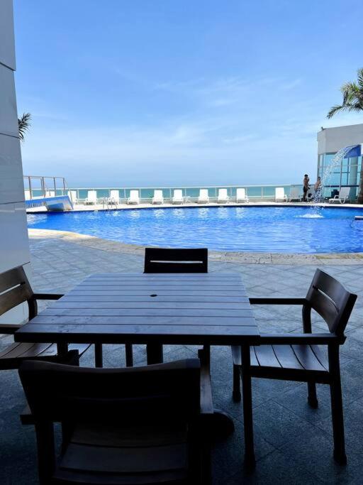 Bocagrande y Marbella frente al mar,piscina