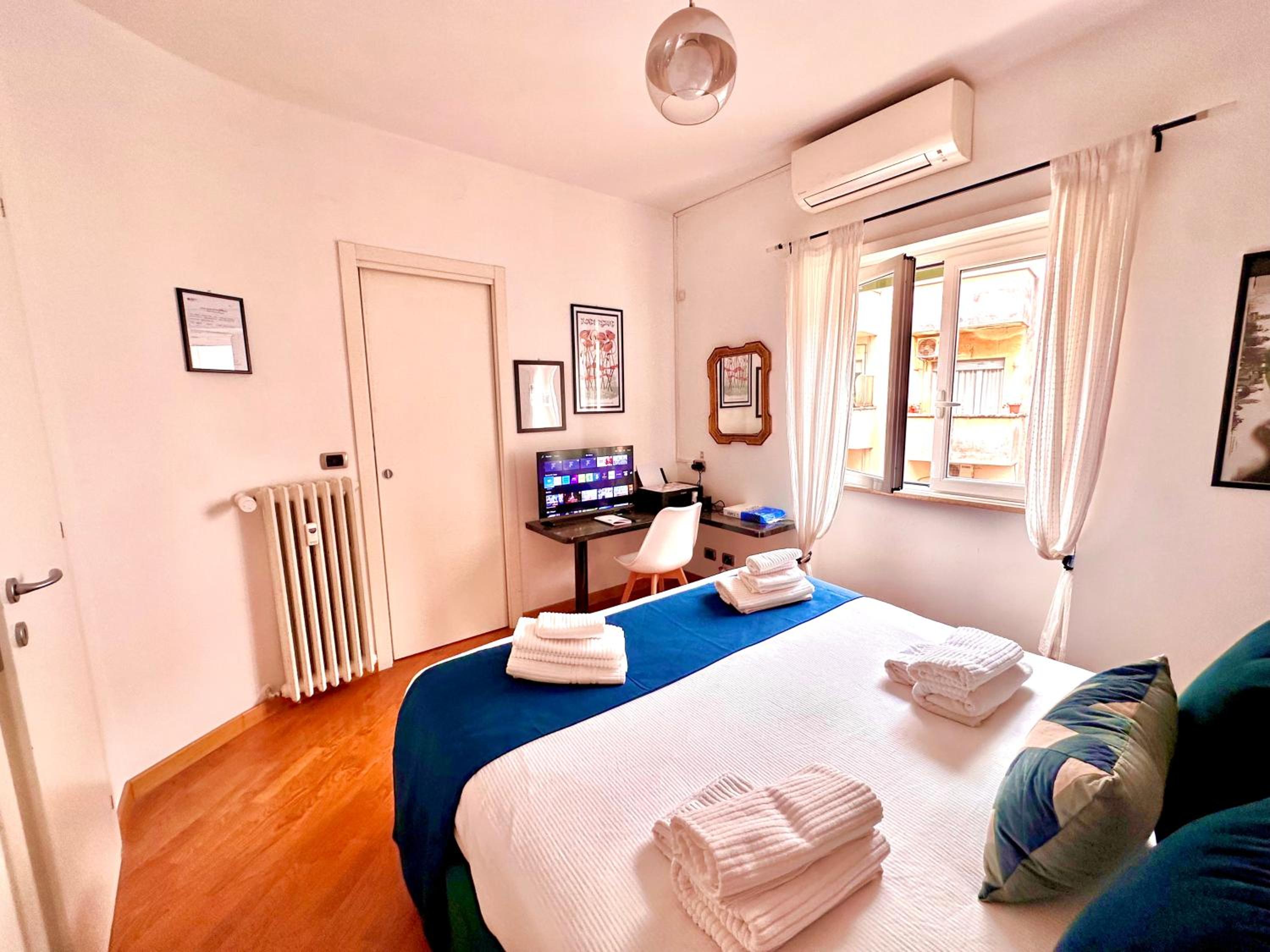 VATICAN GLAMOROUS at Passeggiata del gelsomino - FREE Parking, 4 Guests, Central Rome
