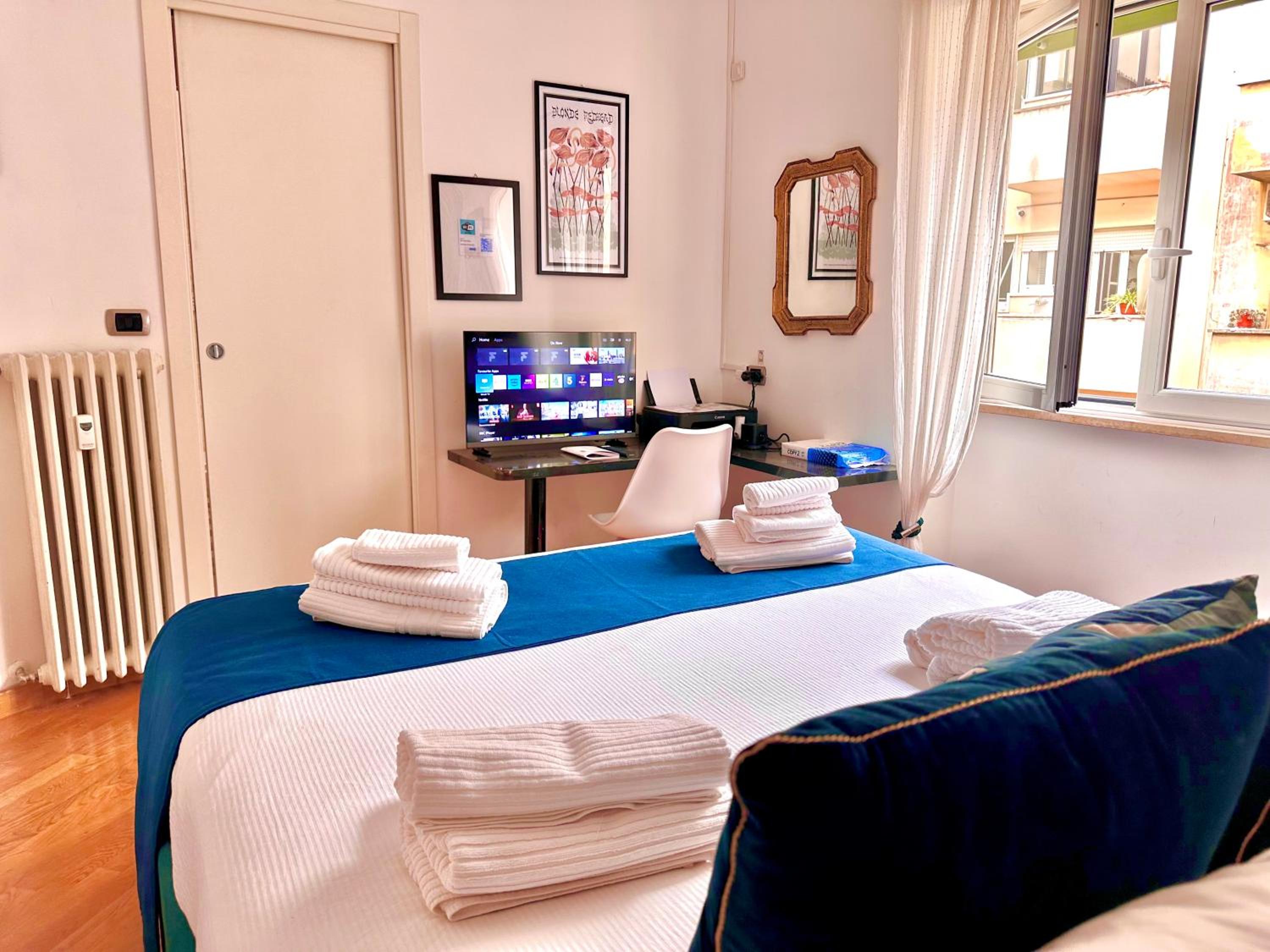 VATICAN GLAMOROUS at Passeggiata del gelsomino - FREE Parking, 4 Guests, Central Rome