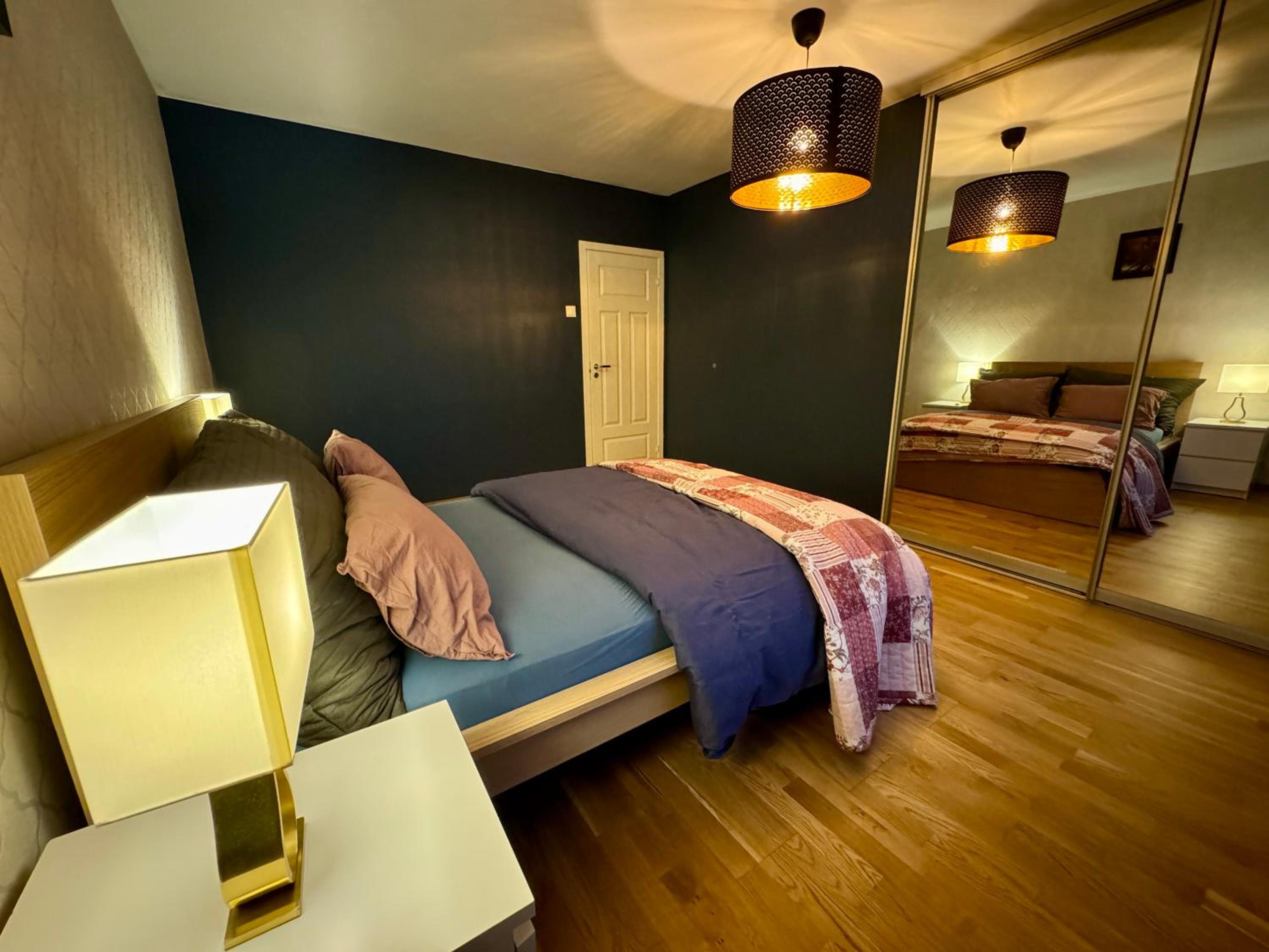 Modern Central 90 sqm Apartment free parking view 2