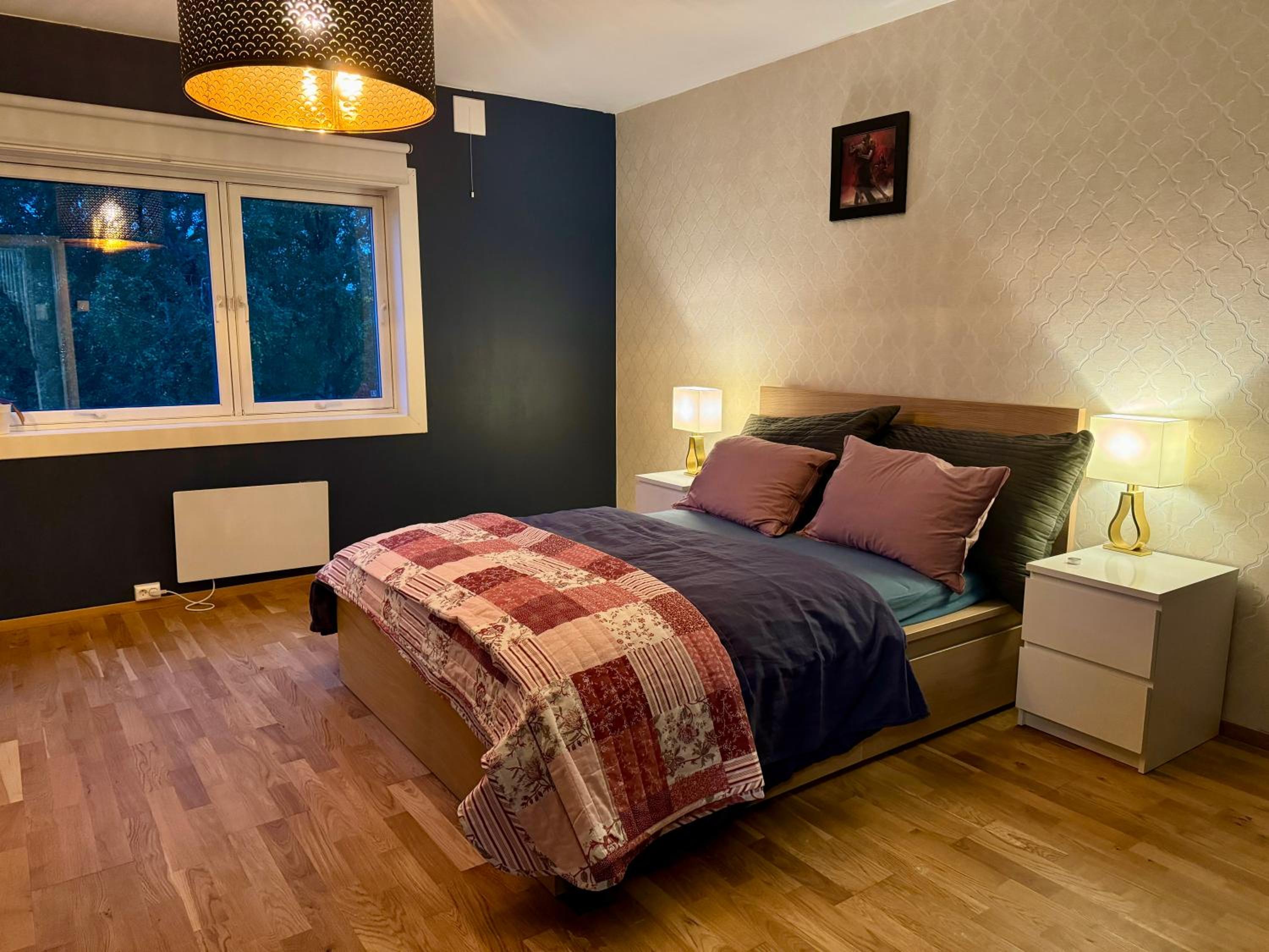 Modern Central 90 sqm Apartment free parking view 3