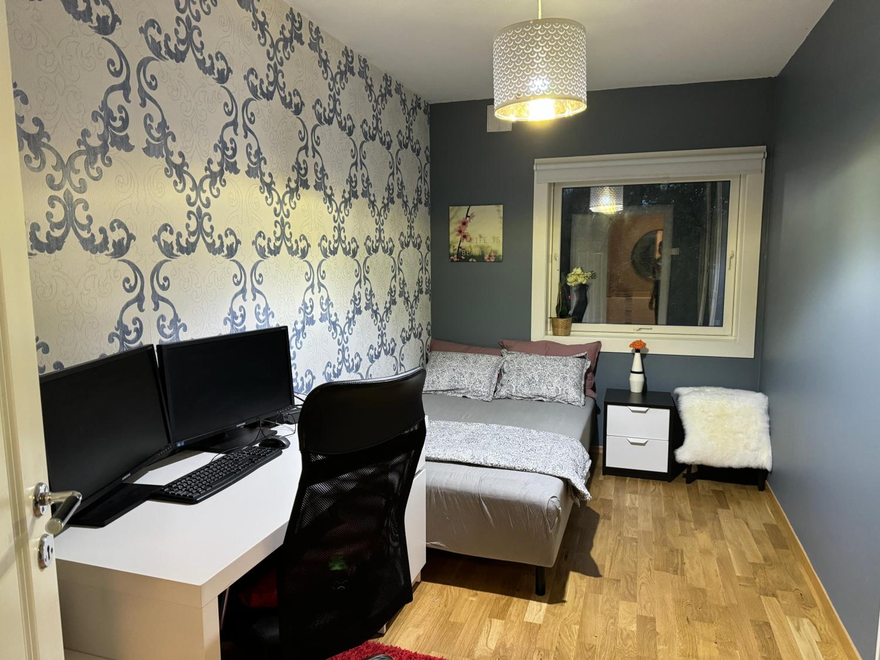 Modern Central 90 sqm Apartment free parking view 4