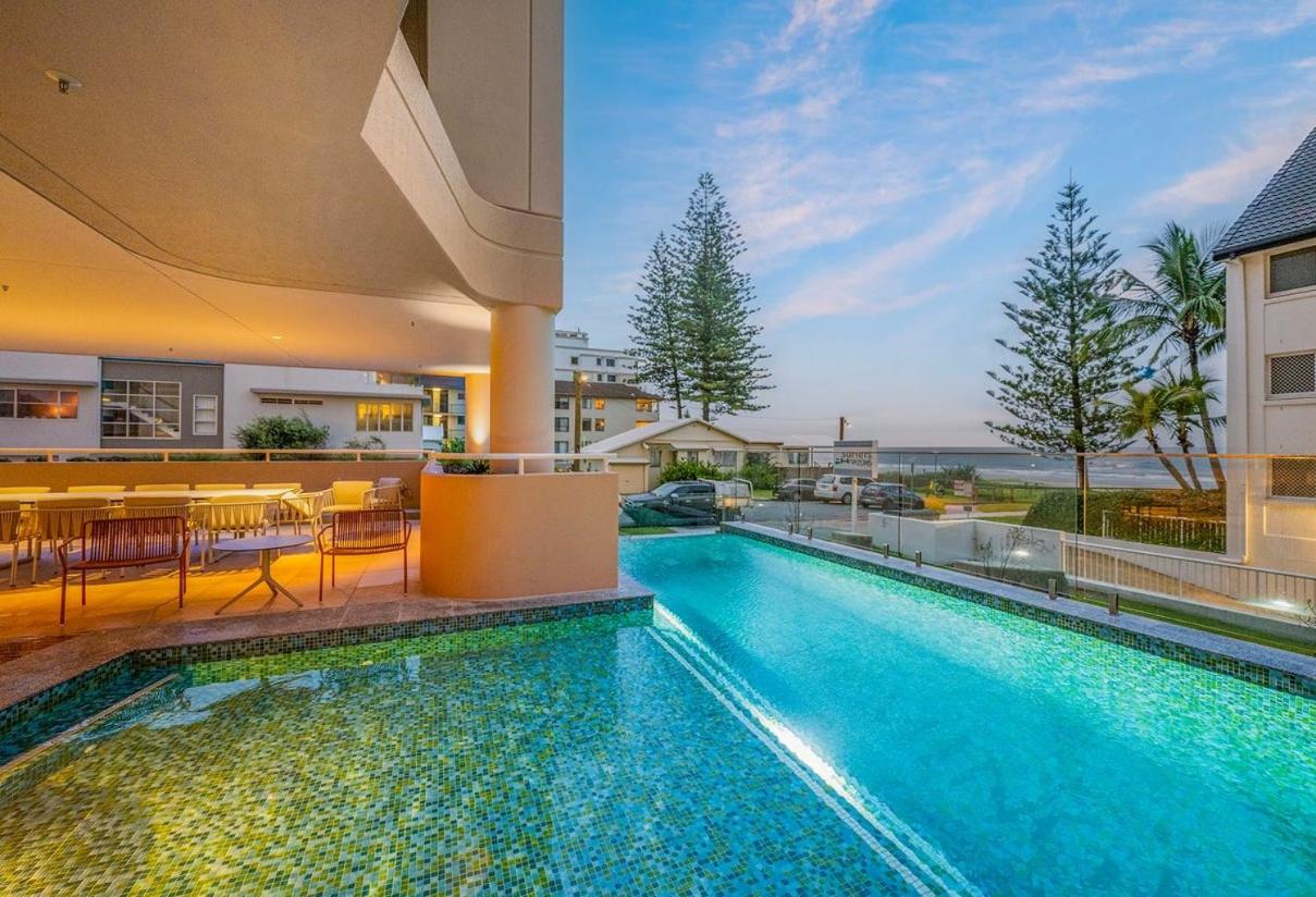 Hemingway Palm Beach - Premium Oceanview Apartments by Burleigh Letting