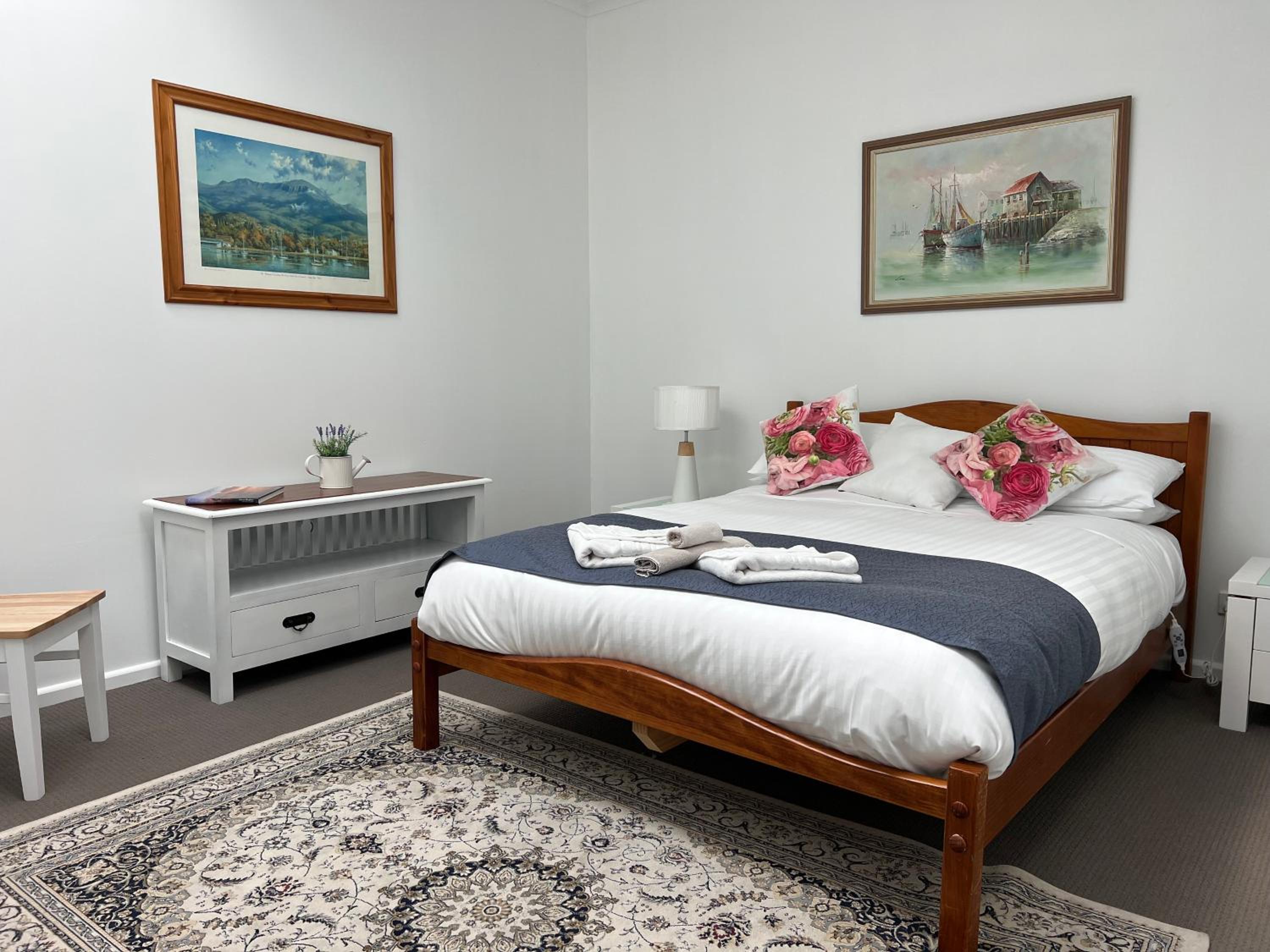 The Lake House, Highgrove- Quiet secluded comfort