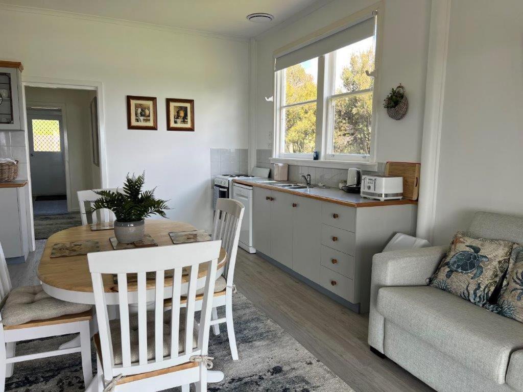 The Lake House, Highgrove- Quiet secluded comfort