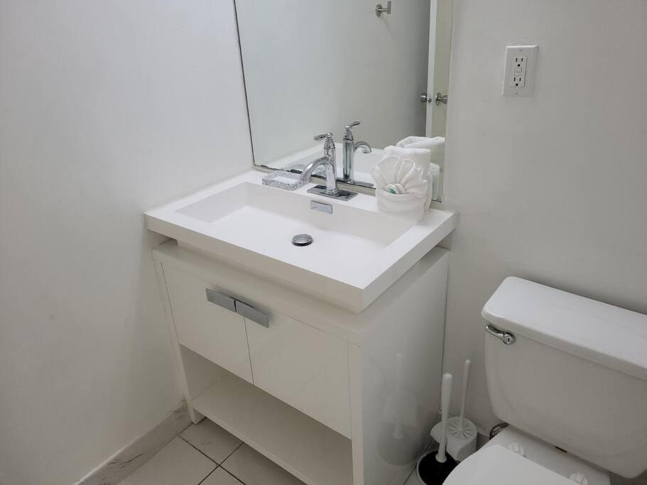 Modern 1 BR Condo, Steps from Beach, Free Parking! view 4
