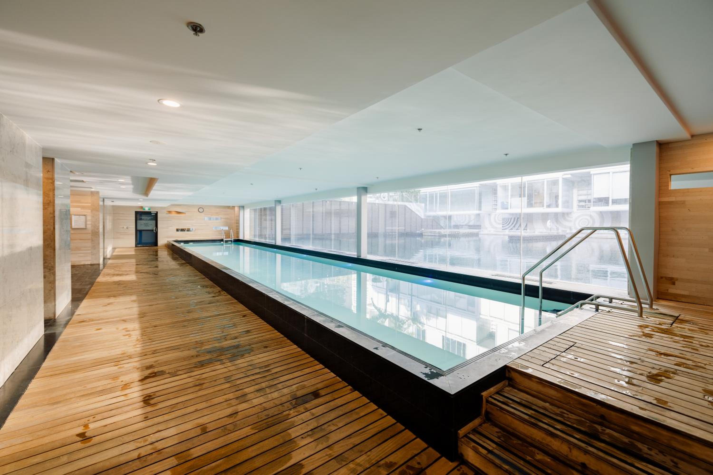 Elegant Marina Apartment - Pool & Parking - Viaduct view 2