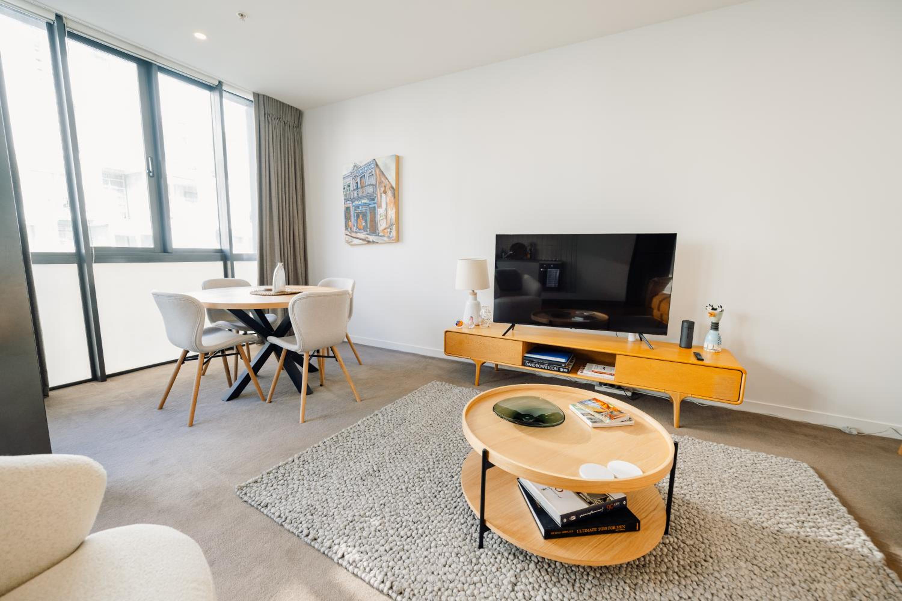 Elegant Marina Apartment - Pool & Parking - Viaduct view 3