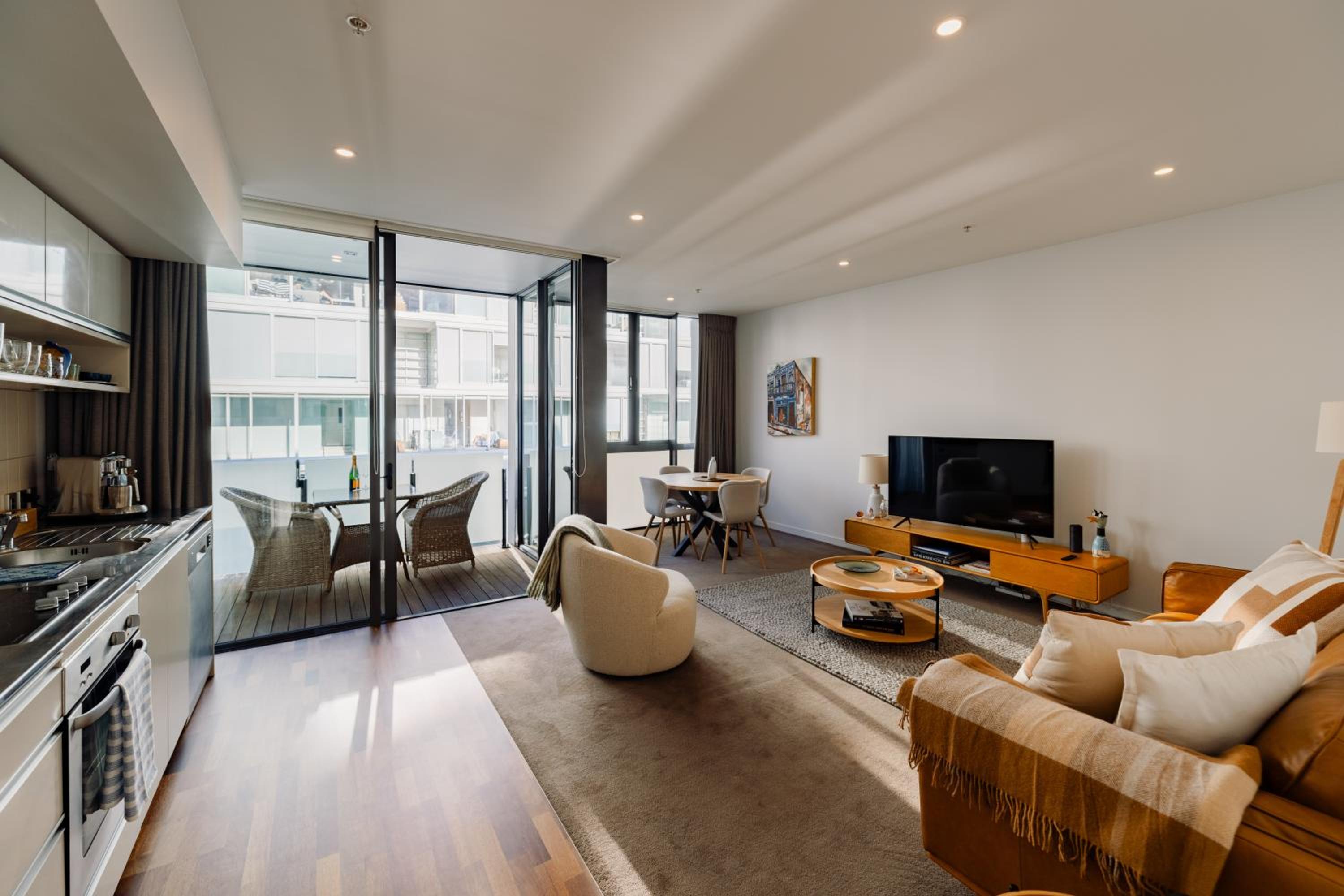 Elegant Marina Apartment - Pool & Parking - Viaduct view 4