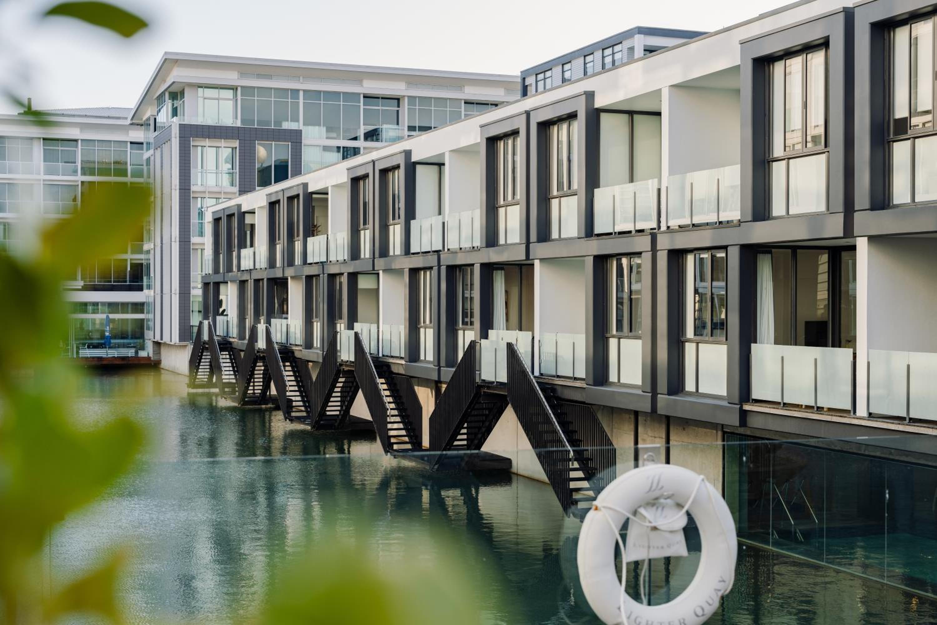 Elegant Marina Apartment - Pool & Parking - Viaduct view 5