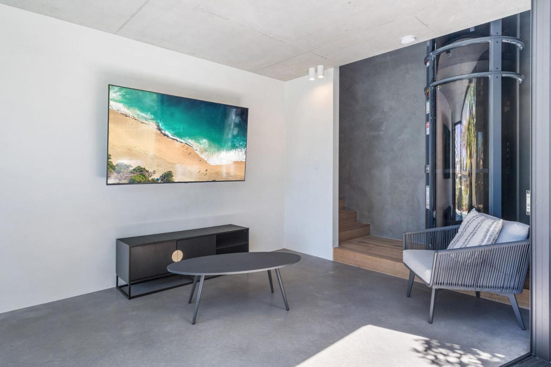 Luxurious brand new 3 bedroom house near the ocean