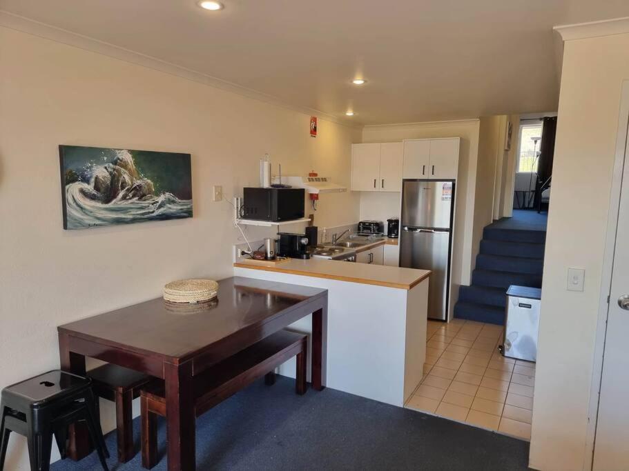 Cascades 15 - Amazing Lake Views l Spa Bath l Split Level Apt l Central Location l Wi-Fi