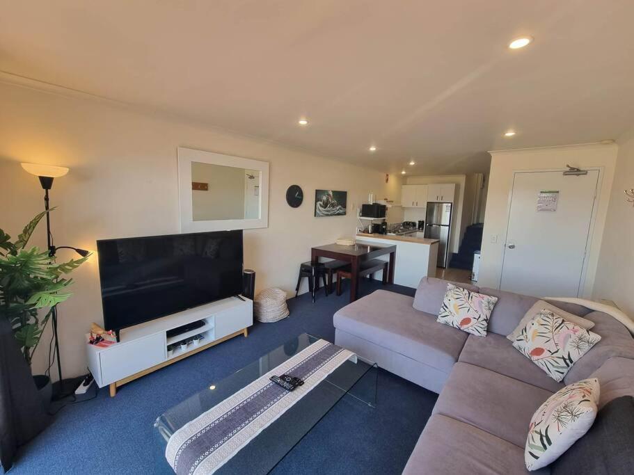 Cascades 15 - Amazing Lake Views l Spa Bath l Split Level Apt l Central Location l Wi-Fi