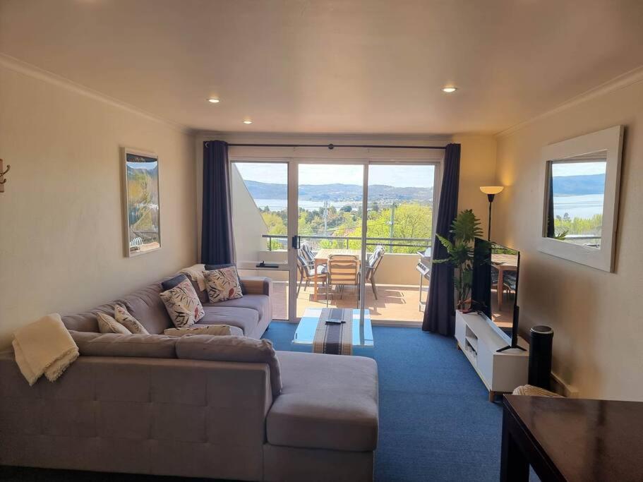 Cascades 15 - Amazing Lake Views l Spa Bath l Split Level Apt l Central Location l Wi-Fi