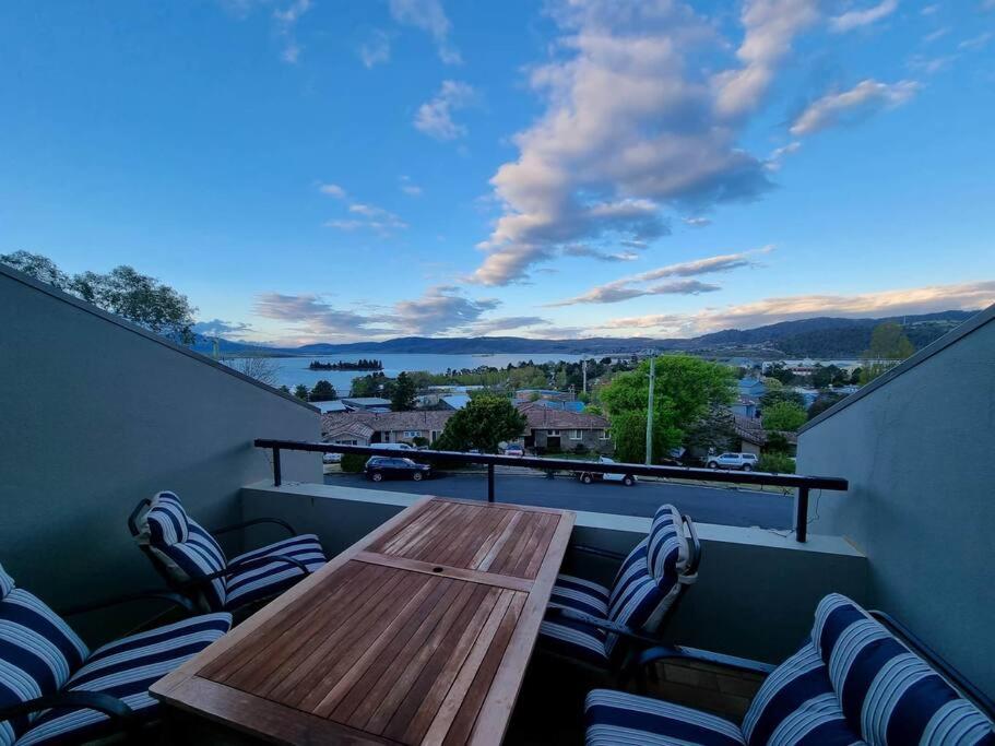Cascades 15 - Amazing Lake Views l Spa Bath l Split Level Apt l Central Location l Wi-Fi